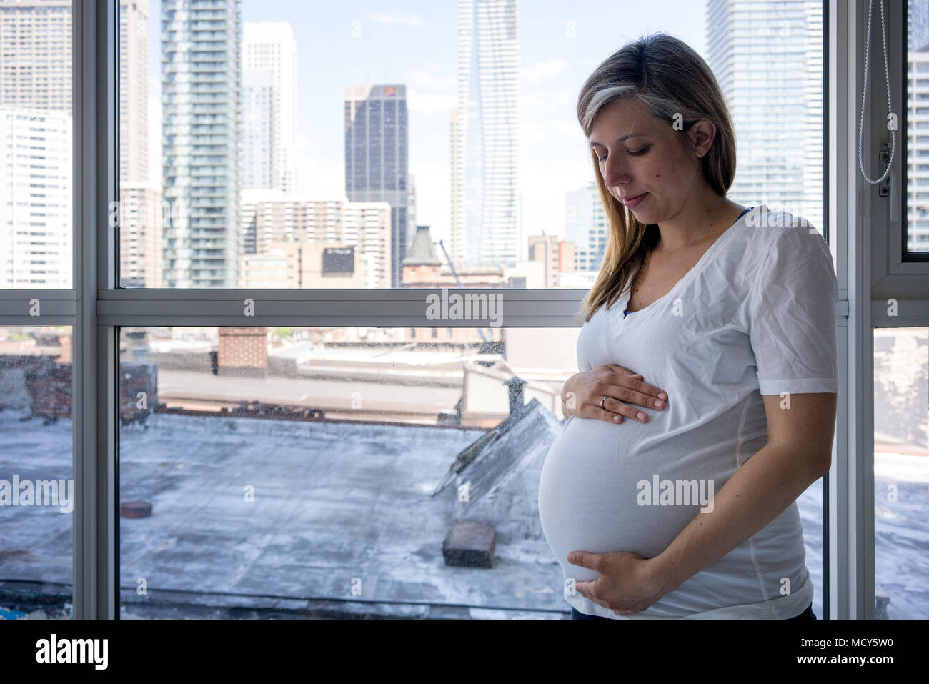 Pregnant woman touching her belly Banque D'Images