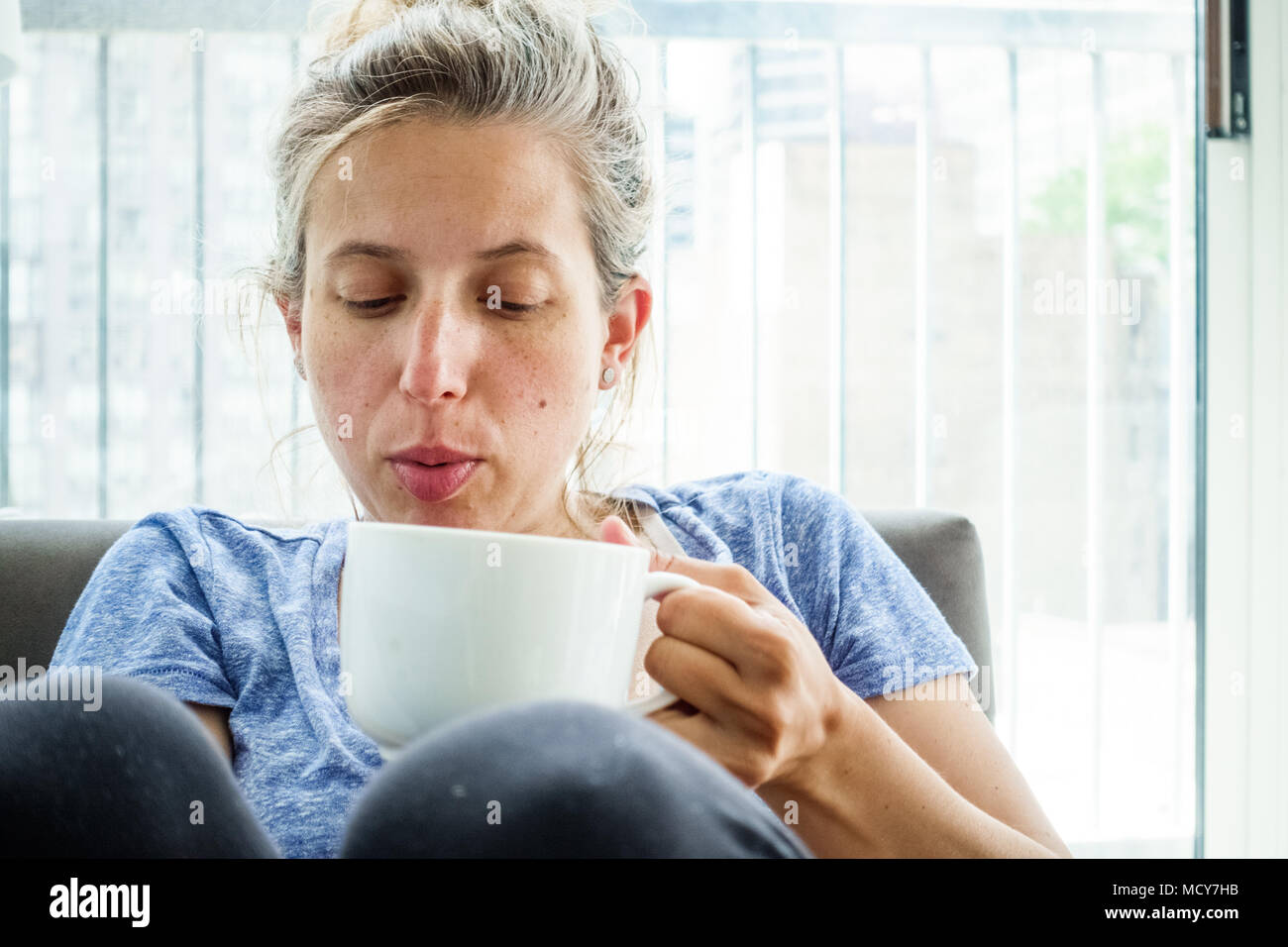 Woman holding coffee mug Banque D'Images