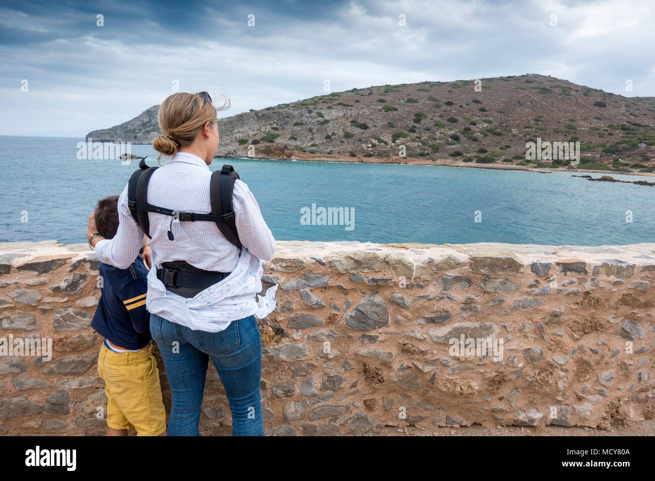 Mère et fils admirant seascape et montagne à Spinalonga, Crète, Grèce Banque D'Images