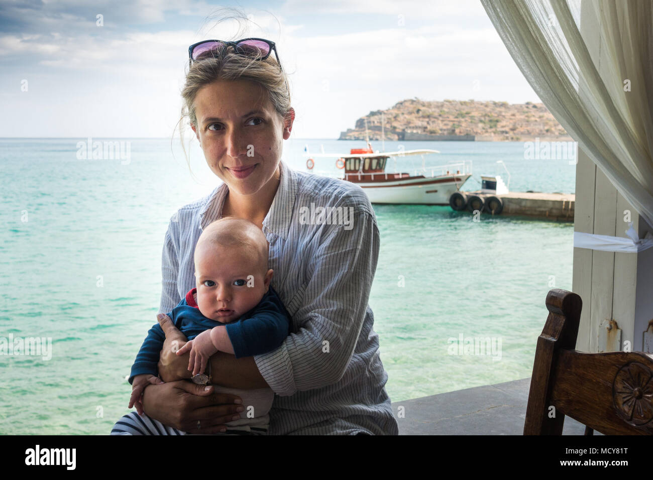 Portrait de Mère avec un petit bébé par mer à Spinalonga, Crète, Grèce Banque D'Images
