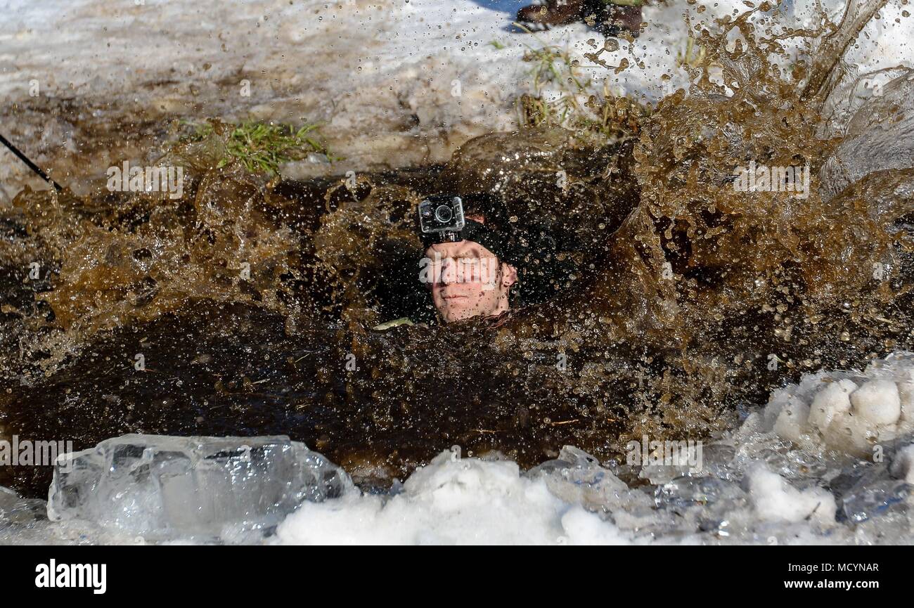 Un soldat britannique avec le 1er Bataillon du Royal Welsh participe à la formation d'immersion en eau froide avec les États-Unis 82e bataillon du génie de la Brigade Blindée, 2e Brigade Combat Team, 1re Division d'infanterie, à Tapa, Estonie le 7 mars 2018 dans le cadre d'un exercice de préparation d'intervention rapide à l'appui de la résolution de l'Atlantique. La 2ème ABCT préparation démontre par formation et l'exercice de sa capacité à mobiliser rapidement, de masse et d'effectuer des fonctions de combat c'est avec l'OTAN et par la construction et l'affichage de la compétence maximale en ses capacités. (U.S. Photo de l'armée par la CPS. Hubert D. Delany III/22e Mobile Banque D'Images