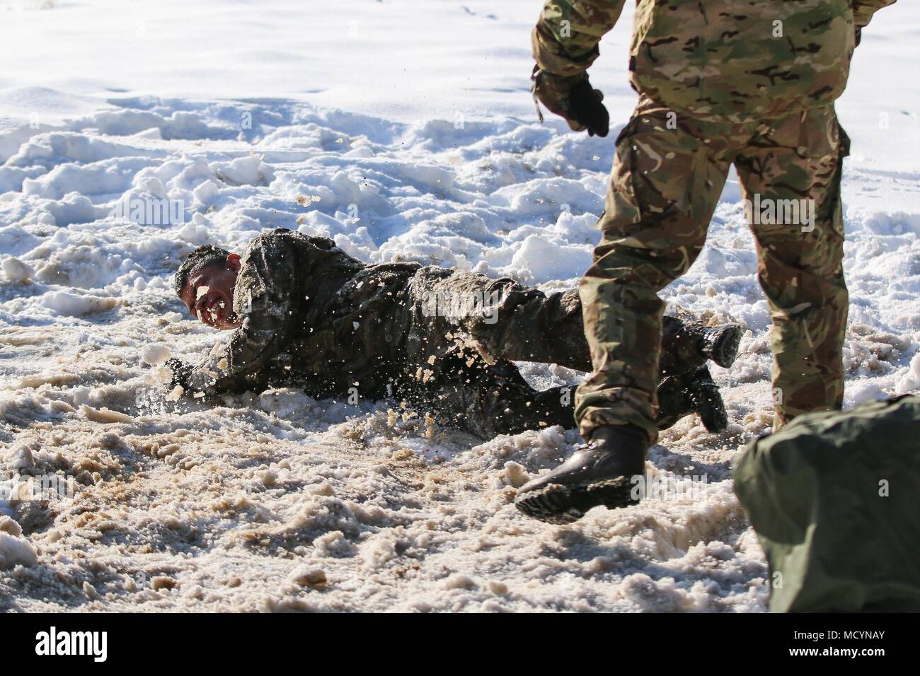 La CPS. Kevin Gallardo, un Mablaton, Géorgie et autochtones une substance chimique, biologique, radiologique, nucléaire et spécialiste à la 82e bataillon du génie de la Brigade Blindée, 2e Brigade Combat Team, 1re Division d'infanterie, rouleaux dans la neige, afin de préserver la chaleur pendant l'immersion en eau froide la formation avec le 1er bataillon britannique Royal Welsh en Tapa, l'Estonie le 7 mars 2018 dans le cadre d'un exercice de préparation d'intervention rapide à l'appui de la résolution de l'Atlantique. La 2ème ABCT préparation démontre par formation et l'exercice de sa capacité à mobiliser rapidement, de masse et d'effectuer des fonctions de combat c'est avec l'OTAN et par bui Banque D'Images