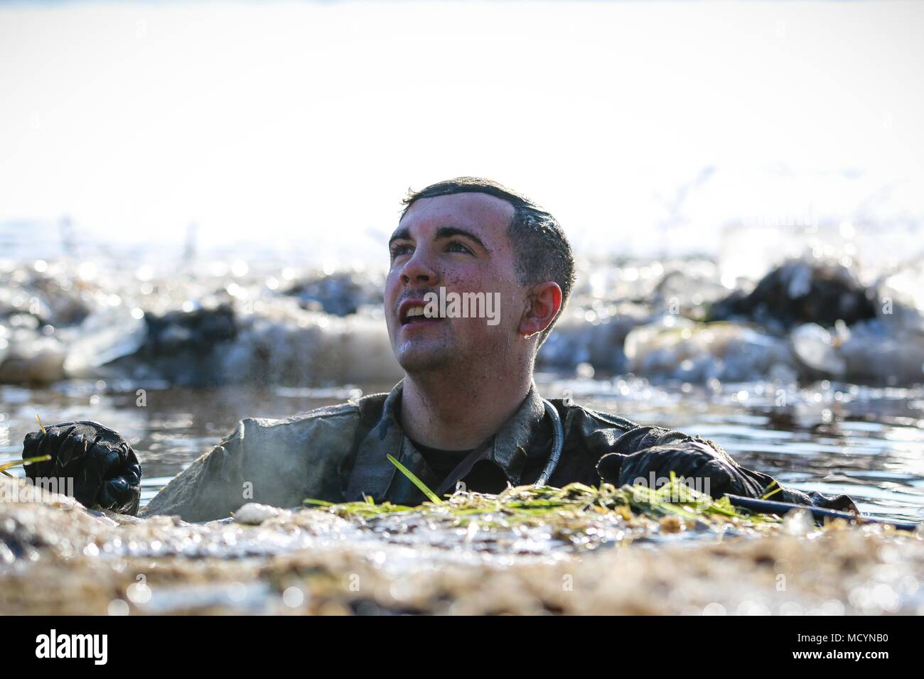 La FPC. Ryan Oliver, un natif de Denver, au Colorado et un mécanicien de véhicules à roues avec le 82e bataillon du génie de la Brigade Blindée, 2e Brigade Combat Team, 1re Division d'infanterie, voies d'eau dans un lac au cours de la formation d'immersion en eau froide avec le Royaume-Uni 1er Bataillon du Royal Welsh à Tapa, Estonie le 7 mars 2018 dans le cadre d'un exercice de préparation d'intervention rapide à l'appui de la résolution de l'Atlantique. La 2ème ABCT préparation démontre par formation et l'exercice de sa capacité à mobiliser rapidement, de masse et d'effectuer des fonctions de combat c'est avec l'OTAN et par la construction et l'affichage de la compétence maximale en j Banque D'Images