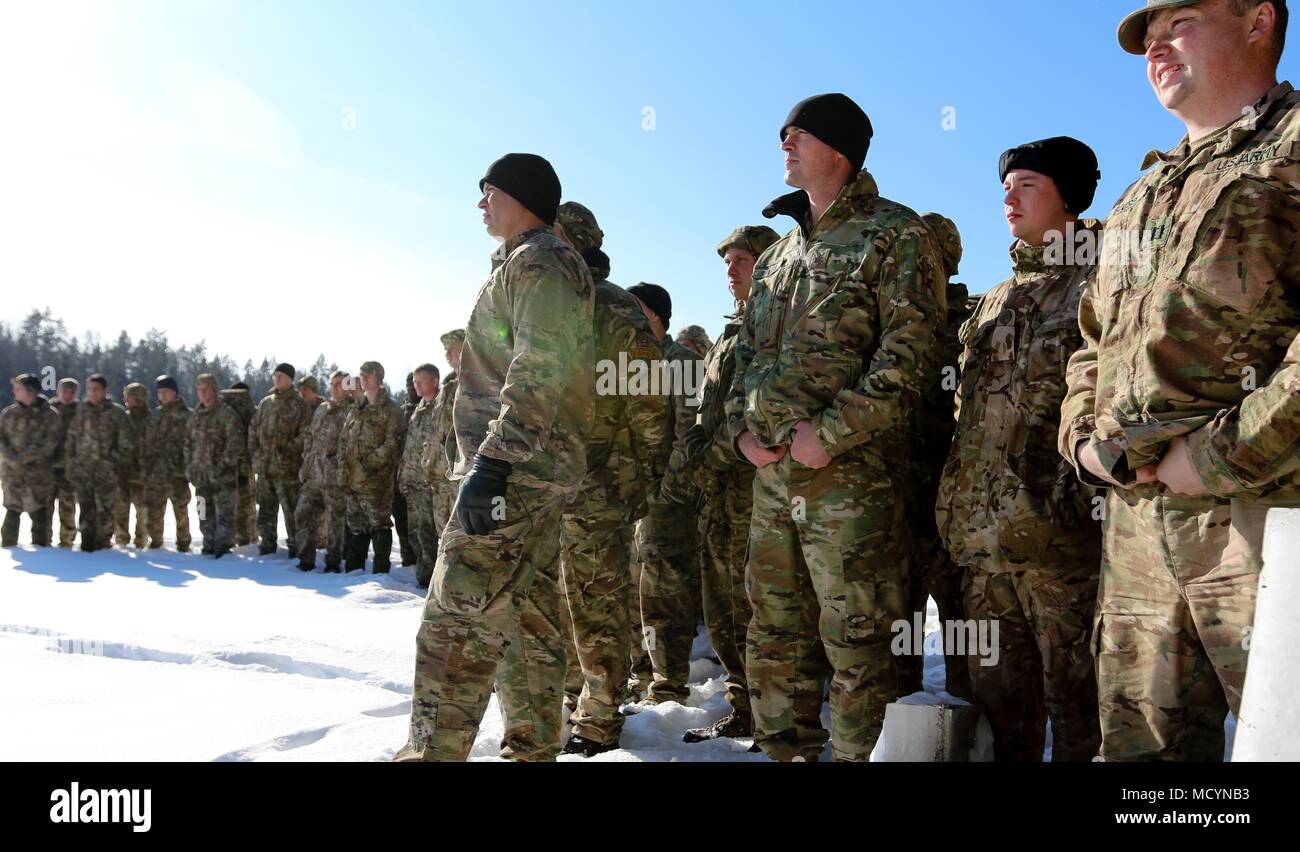 Les soldats britanniques avec le 1er Bataillon du Royal Welsh et les soldats américains avec le 82e bataillon du génie de la Brigade Blindée, 2e Brigade Combat Team, 1re Division d'infanterie, se préparer à la formation Immersion dans l'eau froide en Tapa, l'Estonie le 7 mars 2018 dans le cadre d'un exercice de préparation au déploiement d'intervention rapide à l'appui de la résolution de l'Atlantique. La 2ème ABCT préparation démontre par formation et l'exercice de sa capacité à mobiliser rapidement, de masse et d'effectuer des fonctions de combat c'est avec l'OTAN et par la construction et l'affichage de la compétence maximale en ses capacités. (U.S. Photo de l'armée par la CPS. Hubert D. Del Banque D'Images