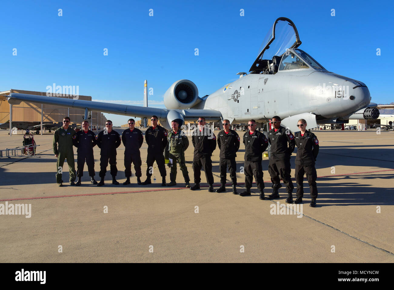 Le A-10C Thunderbolt II L'équipe de démonstration de pose pour une photo de groupe après avoir terminé la dernière certification de vol à la base aérienne Davis-Monthan Air Force Base, en Arizona, le 1 mars 2018. Le général Mike Holmes, commandant de l'Air Combat Command, signé à la sortie de l'A-10C Thunderbolt II après le vol de l'équipe de démonstration à faire officiellement l'équipe l'une des trois équipes de démonstration aérienne du CAC. (U.S. Photo de l'Armée de l'air par la Haute Airman Betty R. Chevalier) Banque D'Images