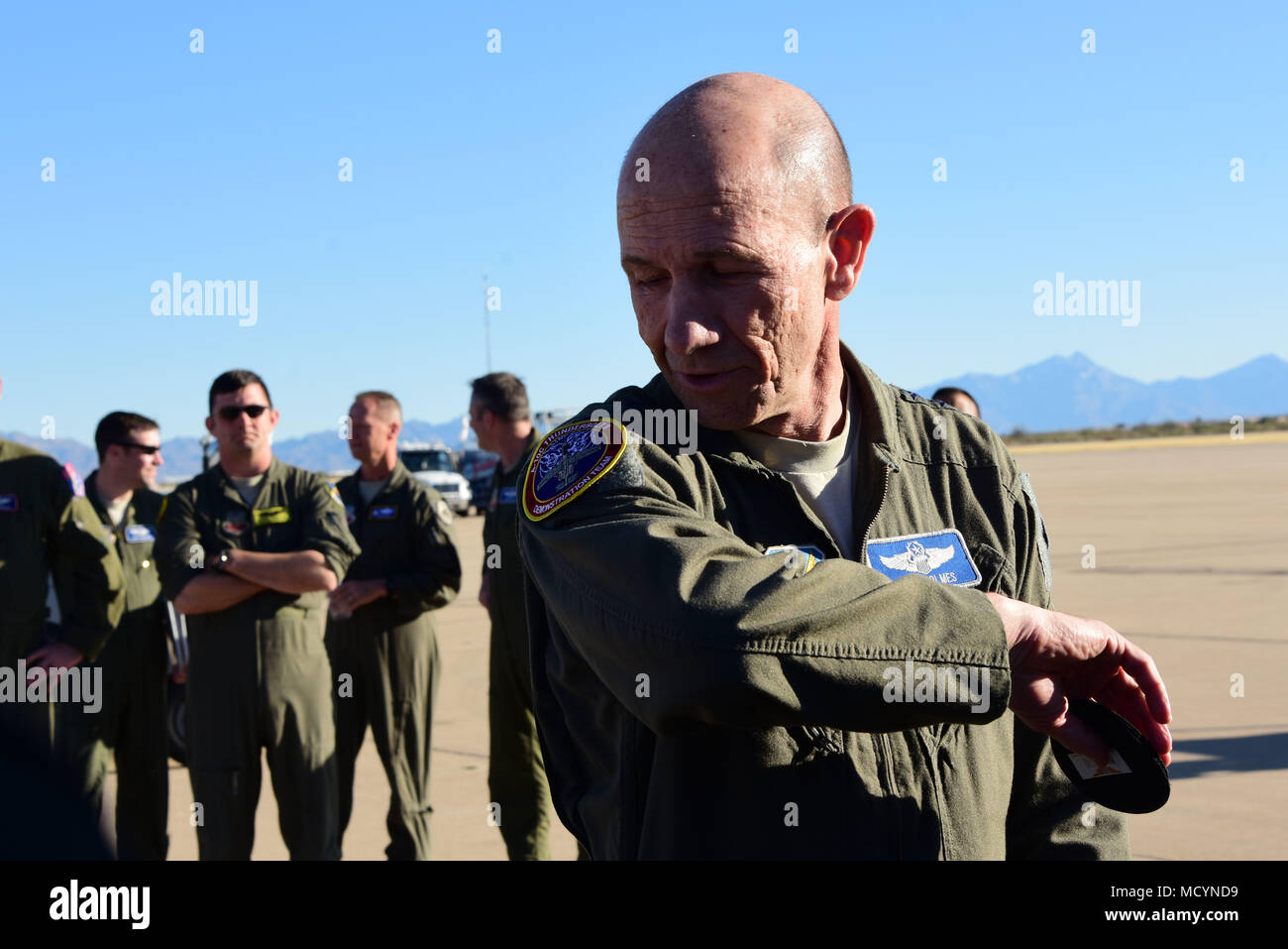 U.S. Air Force le général Mike Holmes, commandant de l'Air Combat Command, regarde son nouveau patch A-10 à la base aérienne Davis-Monthan Air Force Base, en Arizona, le 1 mars 2018. Holmes a signé le A-10C Thunderbolt II après le vol de l'équipe de démonstration à faire officiellement l'équipe l'une des trois équipes de démonstration aérienne du CAC. (U.S. Photo de l'Armée de l'air par la Haute Airman Betty R. Chevalier) Banque D'Images