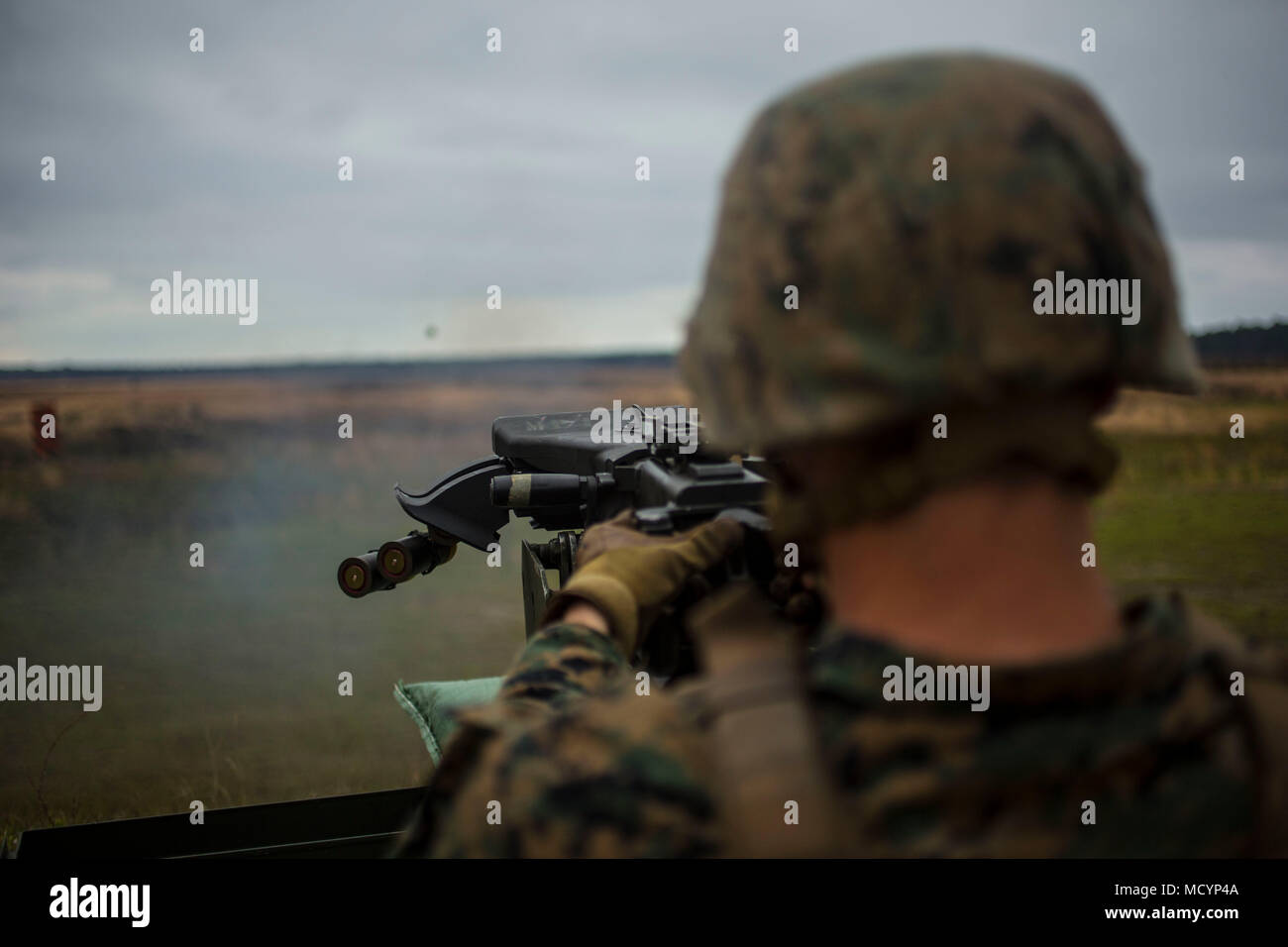 Un U.S. Marine avec II Marine Expeditionary Force Information Group, les incendies une marque 19 lance-grenades de 40 mm machine gun au cours de l'exercice sur le terrain MIG II à Camp Lejeune, en Caroline du Nord, le 7 mars 2018. Les Marines ont participé à l'ordre de se préparer à de futures opérations. (U.S. Marine Corps photo de la FPC. Larisa Chavez) Banque D'Images