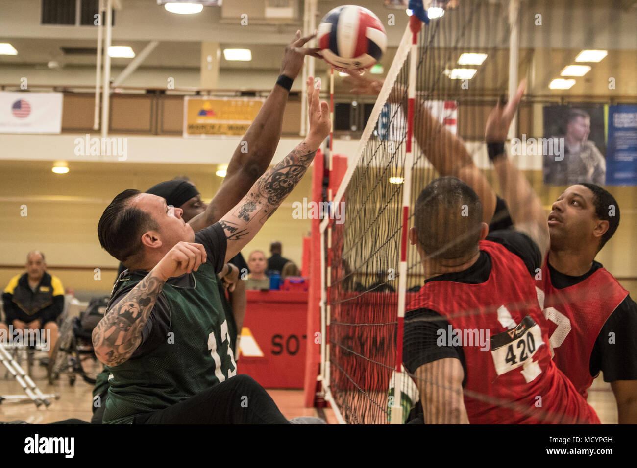 Les essais de l'armée américaine 2018 athlètes au défi à la valeur au cours d'un match de volley-ball assis à Fort Bliss, au Texas, le 5 mars 2018. 74 blessés, malades ou blessés, les soldats en service actif et les anciens combattants participent à une série d'événements qui ont lieu à Fort Bliss, Texas, le 27 février à mars 9, 2018 comme le chef de cabinet adjoint, guerrier et soins de l'hôte de la transition de l'armée de 2018 essais cliniques. (U.S. Photo de l'armée par le Sgt. Brooks Schnetzler) Banque D'Images