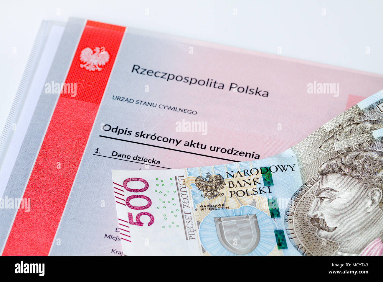 Cinq cent zloty polonais sur un certificat de naissance, un concept de programme sociaux polonais nommé 500 plus. Banque D'Images