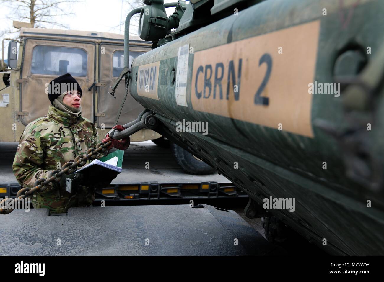 La CPS. Kevin Gallardo, un Mablaton, Géorgie et autochtones une substance chimique, biologique, radiologique, nucléaire et spécialiste à la 82e bataillon du génie de la Brigade Blindée, 2e Brigade Combat Team, 1re Division d'infanterie, inspecte un véhicule de reconnaissance à Tapa, Estonie le 8 mars 2018 dans le cadre d'un exercice de préparation d'intervention rapide à l'appui de la résolution de l'Atlantique. (U.S. Photo de l'armée par la CPS. Hubert D. Delany III/22e Détachement des affaires publiques mobiles) Banque D'Images