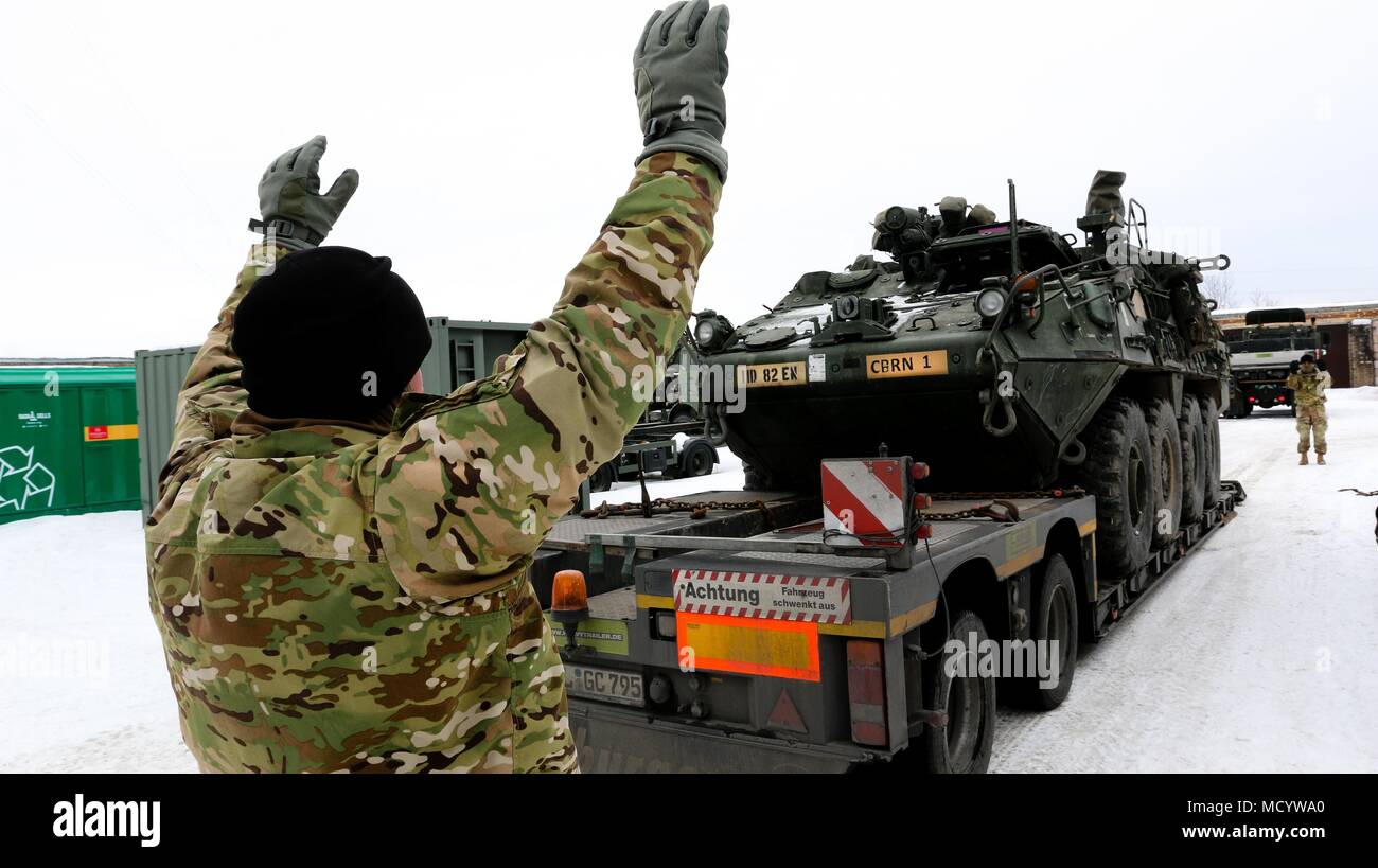 Un soldat avec le 82e bataillon du génie de la Brigade Blindée, 2e Brigade Combat Team, 1re Division d'infanterie, décharge un véhicule de reconnaissance à Tapa, Estonie le 8 mars 2018 dans le cadre d'un exercice de préparation d'intervention rapide à l'appui de la résolution de l'Atlantique. (U.S. Photo de l'armée par la CPS. Hubert D. Delany III/22e Détachement des affaires publiques mobiles) Banque D'Images