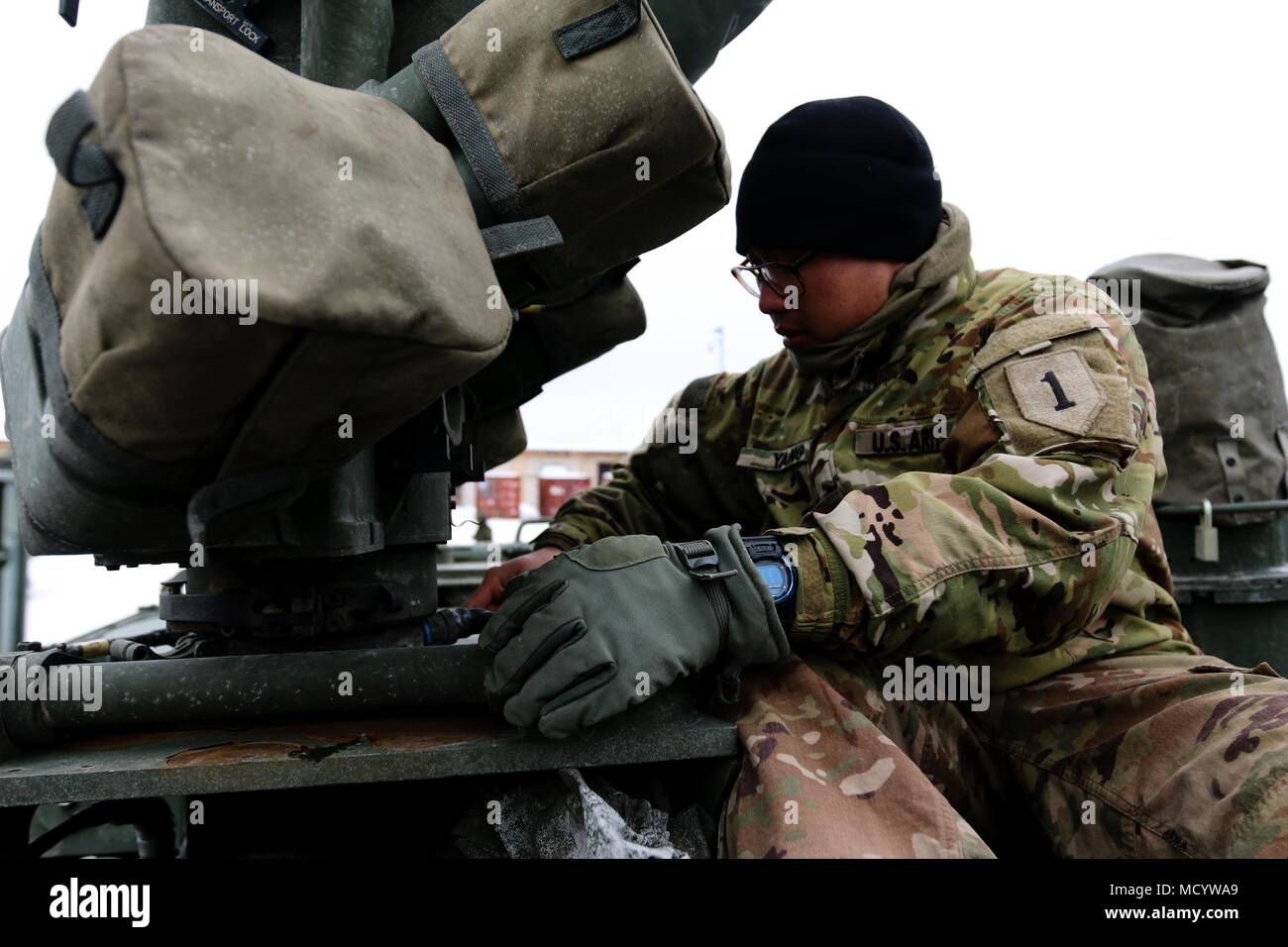 La CPS. Anthony Yang, San Diego, California native et une substance chimique, biologique, radiologique, nucléaire et spécialiste à la 82e bataillon du génie de la Brigade Blindée, 2e Brigade Combat Team, 1re Division d'infanterie, maintient un système d'arme à distance au-dessus d'un véhicule de reconnaissance à Tapa, Estonie le 8 mars 2018 dans le cadre d'un exercice de préparation d'intervention rapide à l'appui de la résolution de l'Atlantique. (U.S. Photo de l'armée par la CPS. Hubert D. Delany III/22e Détachement des affaires publiques mobiles) Banque D'Images