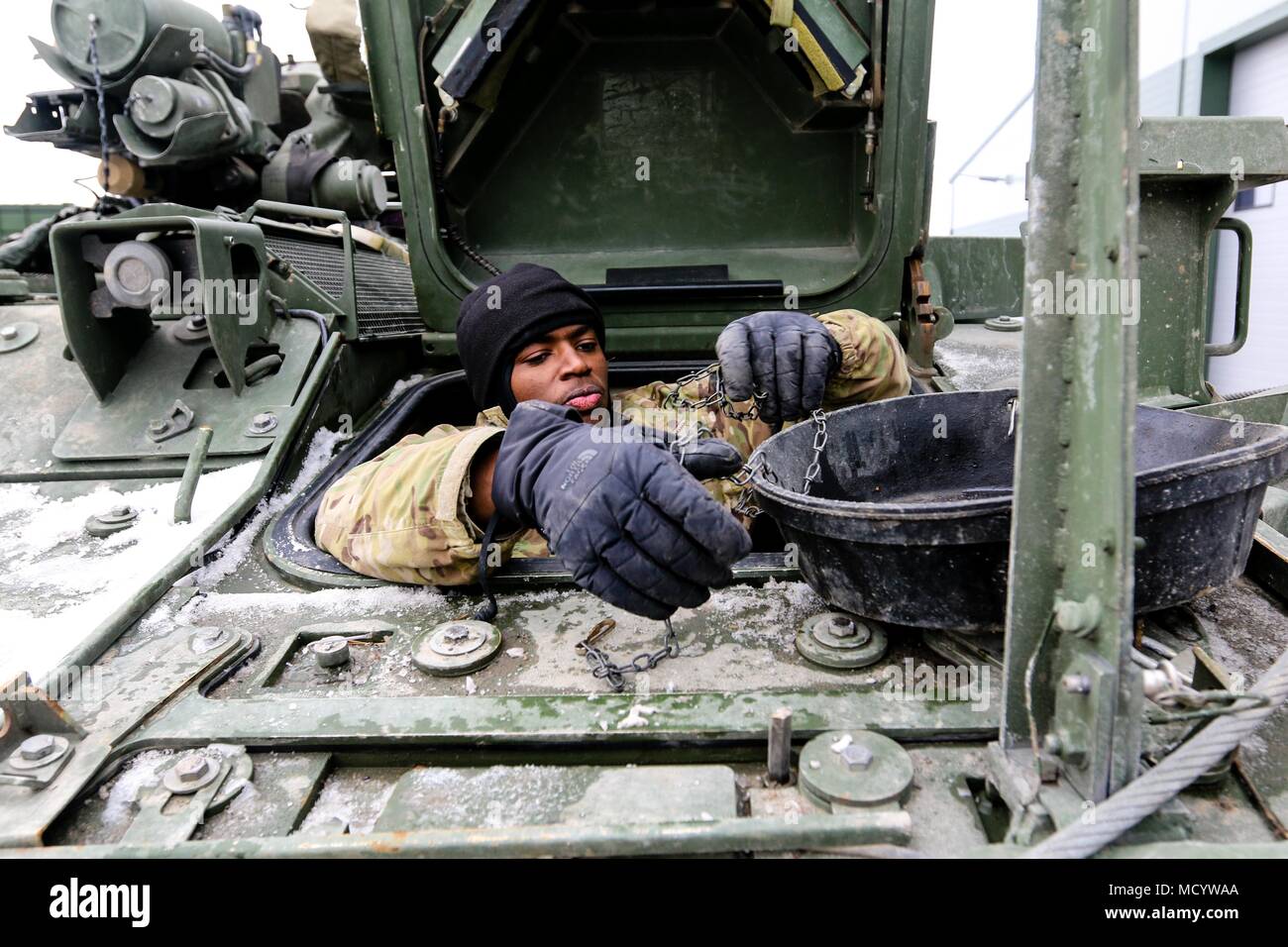 La FPC. Peter Berger, un natif de la Floride Lebelle, et d'un produit chimique, biologique, radiologique, nucléaire et spécialiste à la 82e bataillon du génie de la Brigade Blindée, 2e Brigade Combat Team, 1re Division d'infanterie, maintient un véhicule de reconnaissance à Tapa, Estonie le 8 mars 2018 dans le cadre d'un exercice de préparation d'intervention rapide à l'appui de la résolution de l'Atlantique. (U.S. Photo de l'armée par la CPS. Hubert D. Delany III/22e Détachement des affaires publiques mobiles) Banque D'Images
