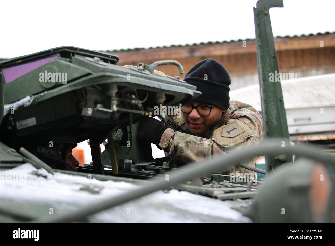 La CPS. Brandon Burton, Bowie, Maryland et autochtones une substance chimique, biologique, radiologique, nucléaire et spécialiste à la 82e bataillon du génie de la Brigade Blindée, 2e Brigade Combat Team, 1re Division d'infanterie, traite les opérations avec un soldat dans un véhicule de reconnaissance à Tapa, Estonie le 8 mars 2018 dans le cadre d'un exercice de préparation d'intervention rapide à l'appui de la résolution de l'Atlantique. (U.S. Photo de l'armée par la CPS. Hubert D. Delany III/22e Détachement des affaires publiques mobiles) Banque D'Images