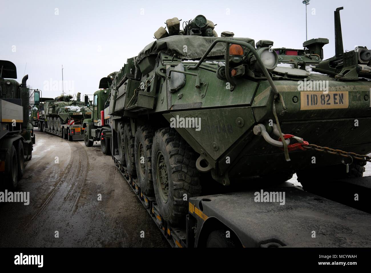 Les véhicules de reconnaissance de l'armée des États-Unis appartenant au 82e bataillon du génie de la Brigade Blindée, 2e Brigade Combat Team, 1re Division d'infanterie, sont transportés par camion à plateau à Tapa, Estonie le 8 mars 2018 dans le cadre d'un exercice de préparation d'intervention rapide à l'appui de la résolution de l'Atlantique. (U.S. Photo de l'armée par la CPS. Hubert D. Delany III/22e Détachement des affaires publiques mobiles) Banque D'Images