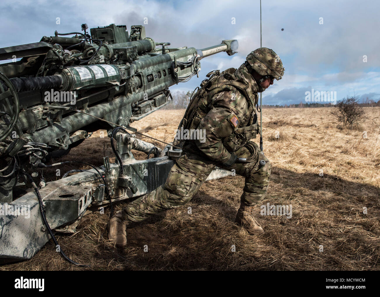 Les artilleurs de l'armée américaine Archer Batterie, 2e Peloton, 4ème section, l'Escadron d'artillerie, 2e régiment de cavalerie de mener une mission sur le M777. Avant dynamiques exercice 18 comprend environ 3 700 participants de 26 nations à l'armée américaine Zone d'entraînement Grafenwoehr (Allemagne), 23 Février-mars 10, 2018. Avant dynamique est un rapport annuel de l'armée américaine l'Europe (USAREUR) exercice portait sur l'interopérabilité de l'armée américaine, service commun et pays allié d'artillerie et de l'appui feu dans un environnement multinational, théâtre de quartier général au niveau de l'identification des cibles d'équipes des canons tirant des cordons Banque D'Images