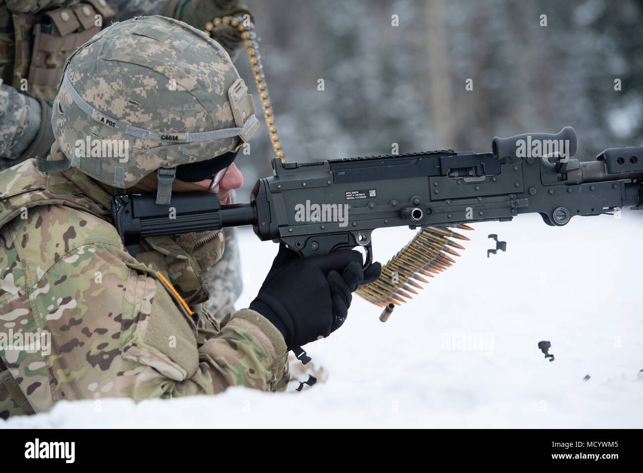 La FPC. Jacques Corbin, affecté à la 109e compagnie de transport, 17e Bataillon de soutien au maintien en puissance de combat de l'armée américaine en Alaska, les incendies un M240B machine gun at Joint Base Elmendorf-Richardson, Alaska, le 6 mars 2018. Les soldats de la 17e SCBS a récemment terminé une série d'événements d'entraînement que perfectionné leurs compétences sur une variété de systèmes d'armes utilisés pour la protection au cours de missions de convoi. (U.S. Air Force photo par Alejandro Peña) Banque D'Images