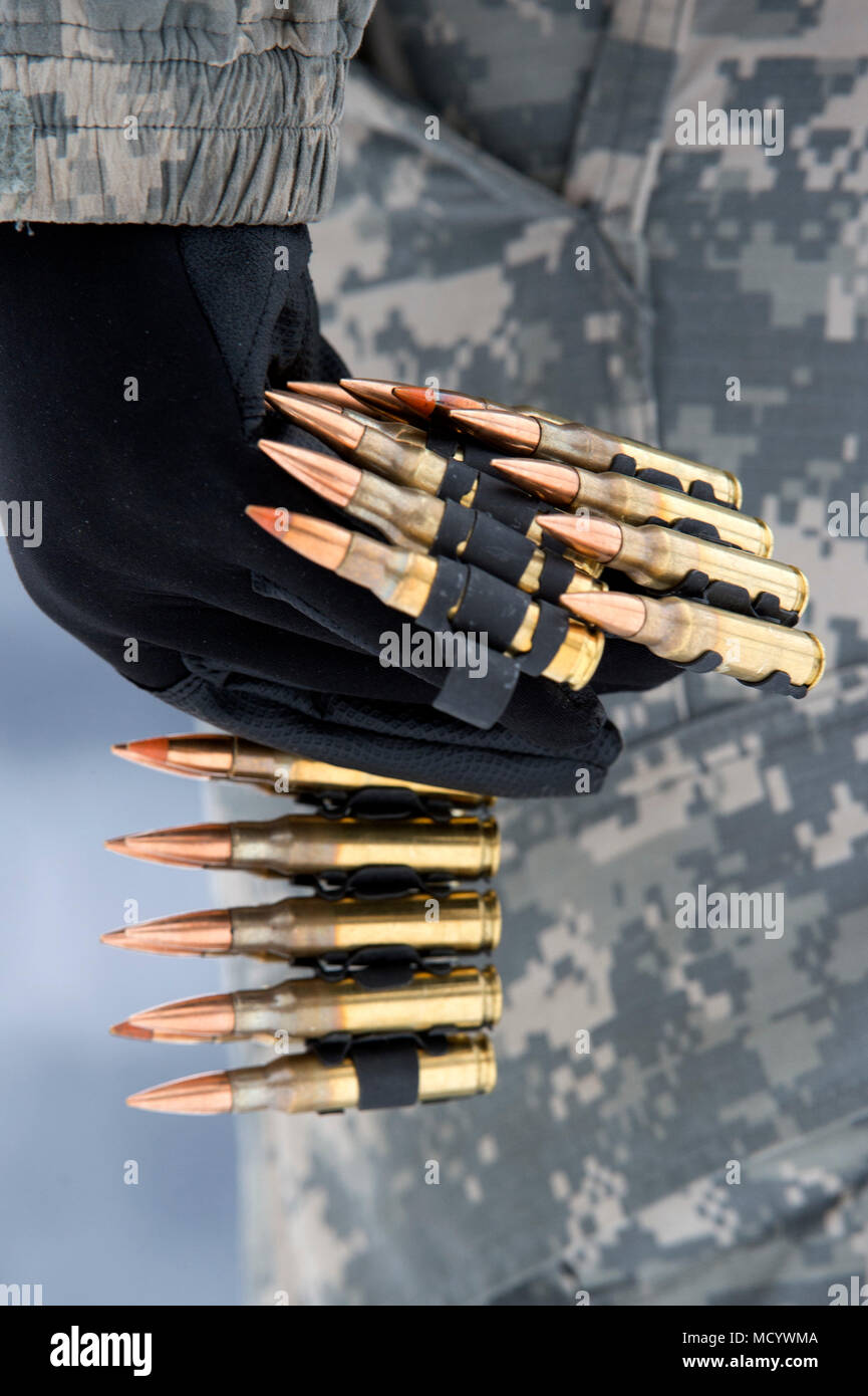 Un soldat affecté à la 109e compagnie de transport, 17e Bataillon de soutien au maintien en puissance de combat de l'armée américaine, l'Alaska, porte une ceinture de 7,62 mm tout en se préparant à M240B machine gun de tir réel à Joint Base Elmendorf-Richardson, Alaska, le 6 mars 2018. Les soldats de la 17e SCBS a récemment terminé une série d'événements d'entraînement que perfectionné leurs compétences sur une variété de systèmes d'armes utilisés pour la protection au cours de missions de convoi. (U.S. Air Force photo par Alejandro Peña) Banque D'Images