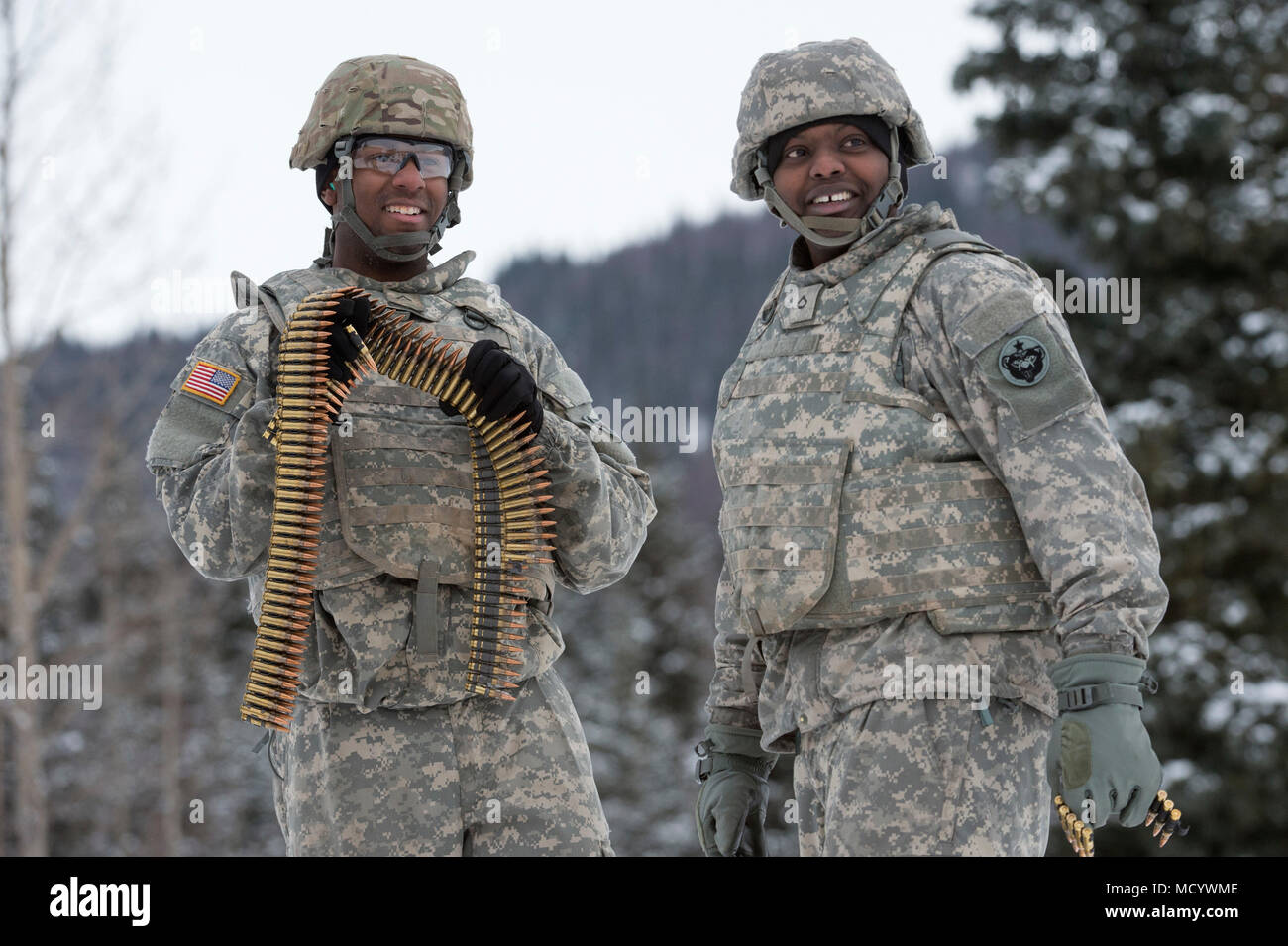 Soldats affectés à la 109e compagnie de transport, 17e Bataillon de soutien au maintien en puissance de combat de l'armée américaine, l'Alaska, se préparent à mener M240B machine gun de tir réel à Joint Base Elmendorf-Richardson, Alaska, le 6 mars 2018. Les soldats de la 17e SCBS a récemment terminé une série d'événements d'entraînement que perfectionné leurs compétences sur une variété de systèmes d'armes utilisés pour la protection au cours de missions de convoi. (U.S. Air Force photo par Alejandro Peña) Banque D'Images