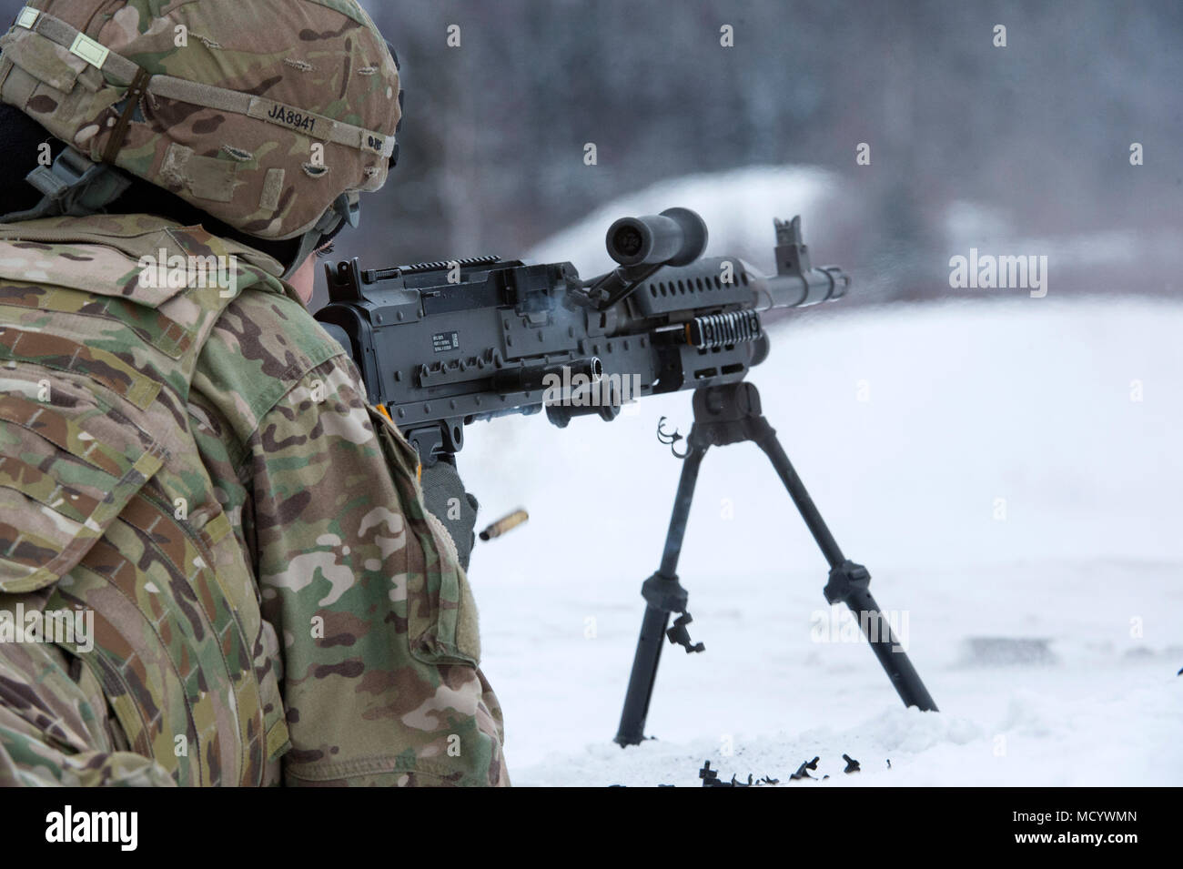 La CPS. Jennifer Arzac, affecté à la 109e compagnie de transport, 17e Bataillon de soutien au maintien en puissance de combat de l'armée américaine en Alaska, les incendies un M240B machine gun at Joint Base Elmendorf-Richardson, Alaska, le 6 mars 2018. Les soldats de la 17e SCBS a récemment terminé une série d'événements d'entraînement que perfectionné leurs compétences sur une variété de systèmes d'armes utilisés pour la protection au cours de missions de convoi. (U.S. Air Force photo par Alejandro Peña) Banque D'Images