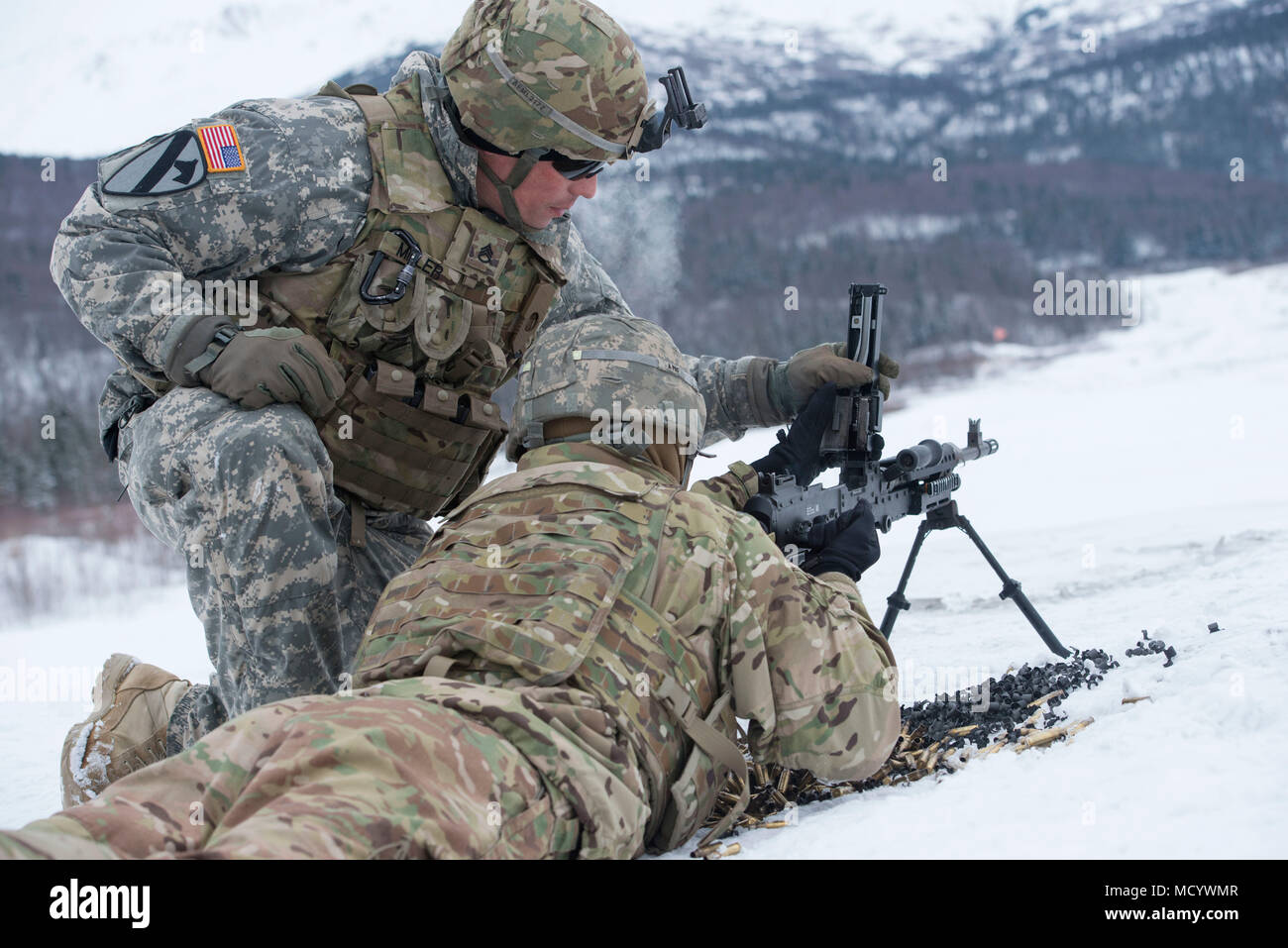 Le s.. Lucas Miller, gauche et la FPC. Jacques Corbin, affecté à la 109e compagnie de transport, 17e Bataillon de soutien au maintien en puissance de combat de l'armée américaine, l'Alaska, vérifier que leur M240B machine gun est clair au cours de l'entraînement au tir réel à Joint Base Elmendorf-Richardson, Alaska, le 6 mars 2018. Les soldats de la 17e SCBS a récemment terminé une série d'événements d'entraînement que perfectionné leurs compétences sur une variété de systèmes d'armes utilisés pour la protection au cours de missions de convoi. (U.S. Air Force photo par Alejandro Peña) Banque D'Images