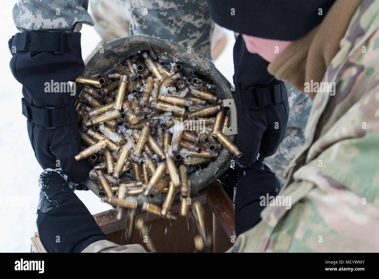 Soldats affectés à la 109e compagnie de transport, 17e Bataillon de soutien au maintien en puissance de combat de l'armée américaine, l'Alaska a passé recueille 7,62 mm douilles après M240B machine gun de tir réel à Joint Base Elmendorf-Richardson, Alaska, le 6 mars 2018. Les soldats de la 17e SCBS a récemment terminé une série d'événements d'entraînement que perfectionné leurs compétences sur une variété de systèmes d'armes utilisés pour la protection au cours de missions de convoi. (U.S. Air Force photo par Alejandro Peña) Banque D'Images