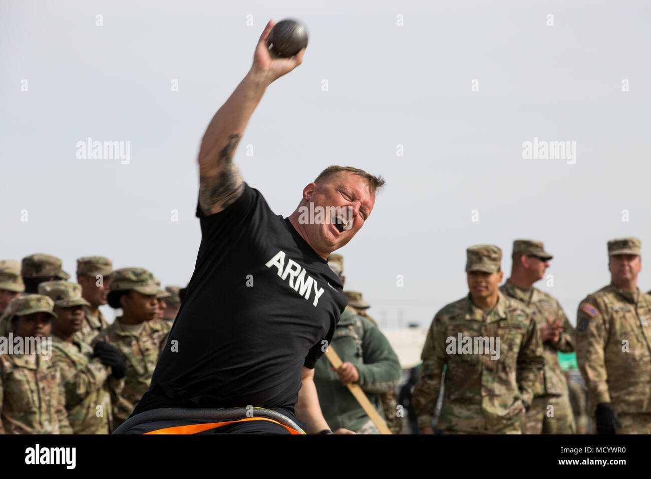 Le personnel de l'Armée américaine à la retraite Le Sgt. David N. Heaton, anciennement affecté à un bataillon de Transition Guerrier Fort Benning (Géorgie) participe à l'événement sur le terrain à Fort Bliss, au Texas, le 6 mars 2018. 74 blessés, malades ou blessés, les soldats en service actif et les anciens combattants participent à une série d'événements qui ont lieu à Fort Bliss, Texas, le 27 février à mars 9, 2018 comme le chef de cabinet adjoint, guerrier et l'hôte de la transition des soins 2018 Essais de l'armée américaine (U.S. Photo de l'armée par la CPS. Nathanael Mercado) Banque D'Images