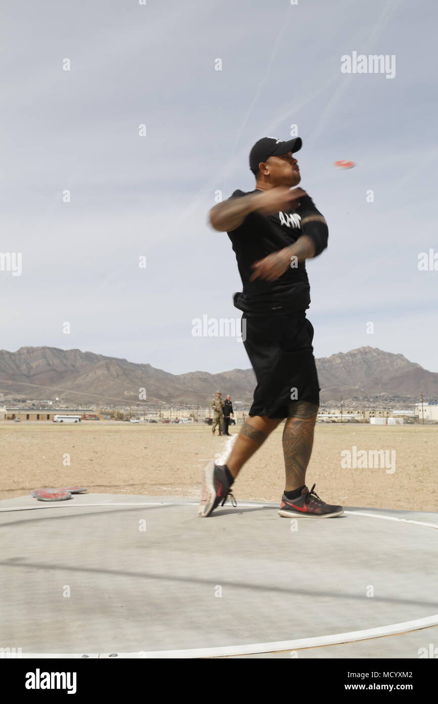 Le sergent à la retraite. Jerome Fa'uss anciennement affecté à la transition guerrier bataillon, Hawaii effectue des essais de discus dans l'armée à Fort Bliss, au Texas, le 6 mars 2018. 74 blessés, malades ou blessés, les soldats en service actif et les anciens combattants participent à une série d'événements qui ont lieu à Fort Bliss, Texas, le 27 février à mars 9, 2018 comme le chef de cabinet adjoint, guerrier et l'hôte de la transition des soins 2018 Essais de l'armée américaine (U.S. Photo de l'armée par PV2. Savannah Miller) Banque D'Images