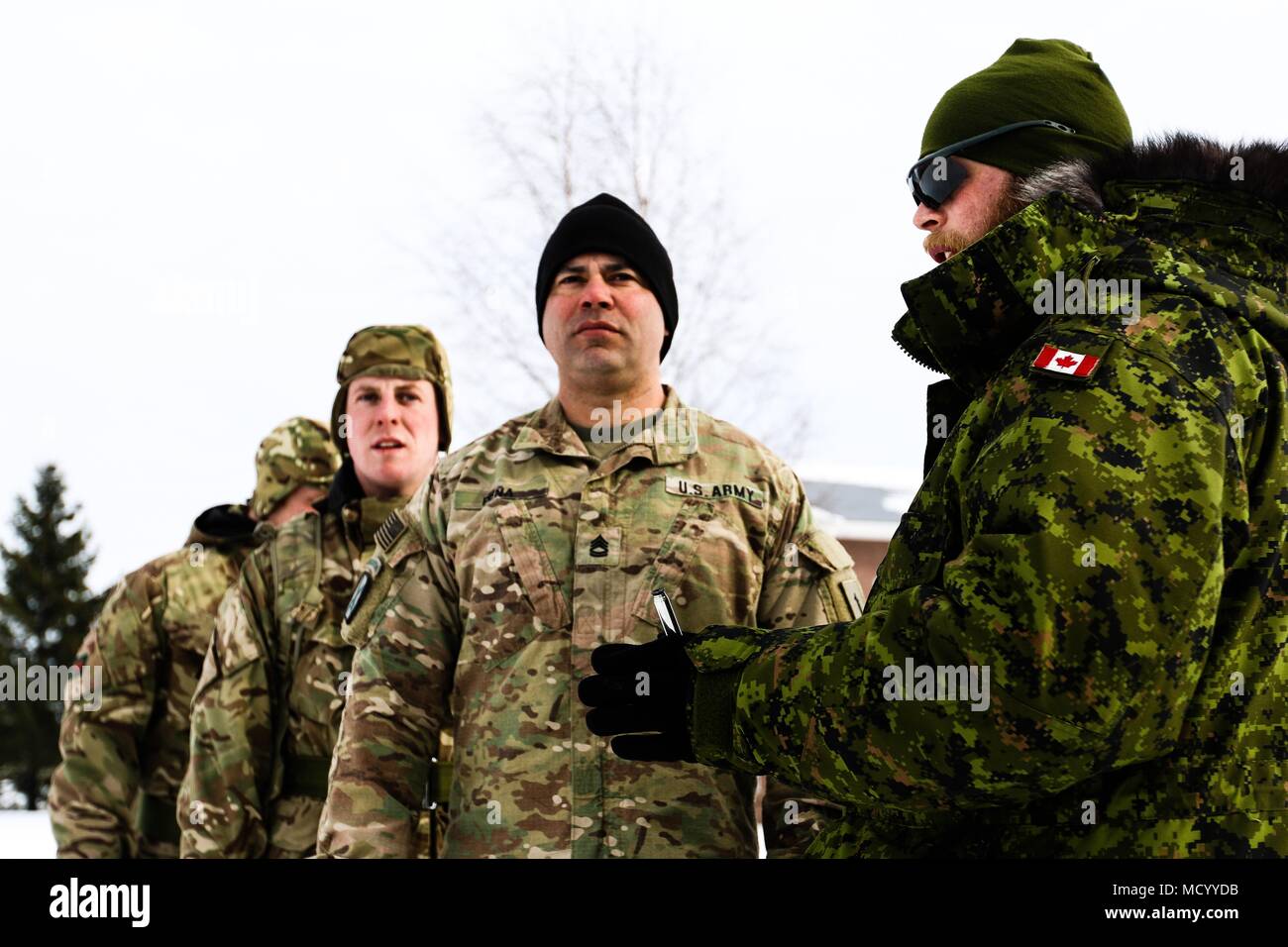 L'Adjudant canadien Max Richard (à droite), avec le Royal 22e Régiment, le sergent de l'armée américaine se prépare. 1re classe Hector Pena (avant, centre), un sergent de peloton avec le 82e bataillon du génie de la Brigade Blindée, 2e Brigade Combat Team, 1re Division d'infanterie, de diriger une escouade de soldats du Royaume-Uni avec le 1er Bataillon, Royal Welsh au cours de formation de reconnaissance en Tapa, l'Estonie le 8 mars 2018 dans le cadre d'un exercice de préparation d'intervention rapide à l'appui de la résolution de l'Atlantique. La formation multinationale a été dirigé par des soldats de l'Armée canadienne pour le bénéfice des soldats américains et britanniques. (U.S. Photo de l'armée Banque D'Images