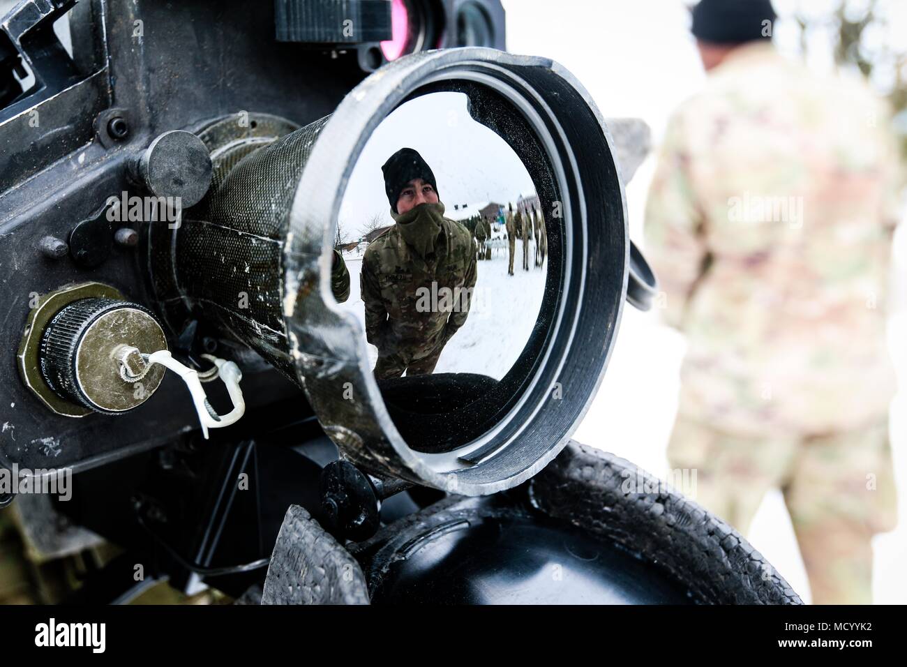 La CPS de l'armée américaine. Logan Muir, un Bowie, Maryland et native de mécanicien de véhicules à roues avec le 82e bataillon du génie de la Brigade Blindée, 2e Brigade Combat Team, 1re Division d'infanterie, examine un système Javelin Essais d'armes nucléaires au cours d'une session de formation croisée multinationale avec des soldats britanniques avec le 1er Bataillon du Royal Welsh en Tapa, l'Estonie, le 9 mars 2018 dans le cadre d'un exercice de préparation d'intervention rapide à l'appui de la résolution de l'Atlantique. (U.S. Photo de l'armée par la CPS. Hubert D. Delany III/22e Détachement des affaires publiques mobiles) Banque D'Images