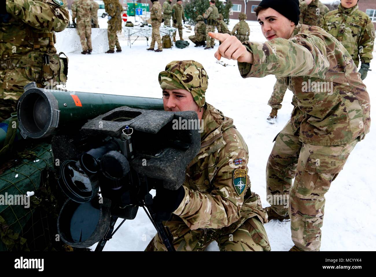 Royaume-uni Le Cpl. Nathan Hollinshead (à gauche), un fantassin du Royal 22e Régiment, l'armée américaine et la FPC. Ryan Oliver (à droite), un mécanicien de véhicules à roues avec le 82e bataillon du génie de la Brigade Blindée, 2e Brigade Combat Team, 1re Division d'infanterie, de la pratique à l'aide d'un système d'essais d'armes nucléaires de javelot lors d'une session de formation de multinationales en Tapa, l'Estonie, le 9 mars 2018 dans le cadre d'un exercice de préparation d'intervention rapide à l'appui de la résolution de l'Atlantique. (U.S. Photo de l'armée par la CPS. Hubert D. Delany III/22e Détachement des affaires publiques mobiles) Banque D'Images