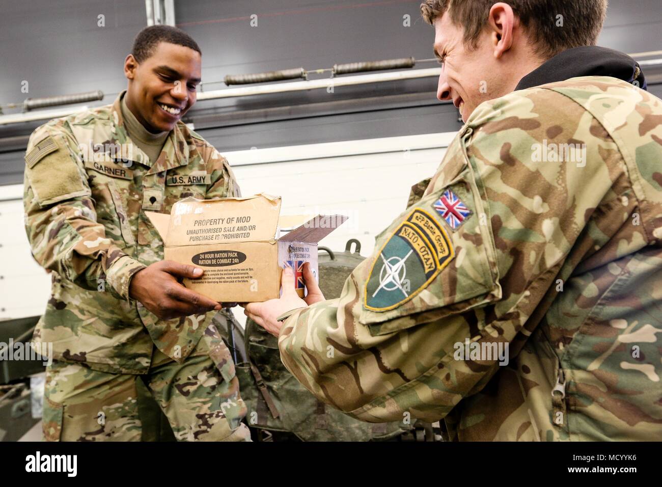 Royaume-uni Le Cpl. Adam Smith (à droite), un ingénieur blindé avec le 1er Bataillon du Royal Welsh, donne une ration opérationnelle Royaume-uni Pack à un soldat de l'armée américaine avec le 82e bataillon du génie de la Brigade Blindée, 2e Brigade Combat Team, 1re Division d'infanterie, au cours d'une session de formation de multinationales en Tapa, l'Estonie, le 9 mars 2018 dans le cadre d'un exercice de préparation d'intervention rapide à l'appui de la résolution de l'Atlantique. (U.S. Photo de l'armée par la CPS. Hubert D. Delany III/22e Détachement des affaires publiques mobiles) Banque D'Images