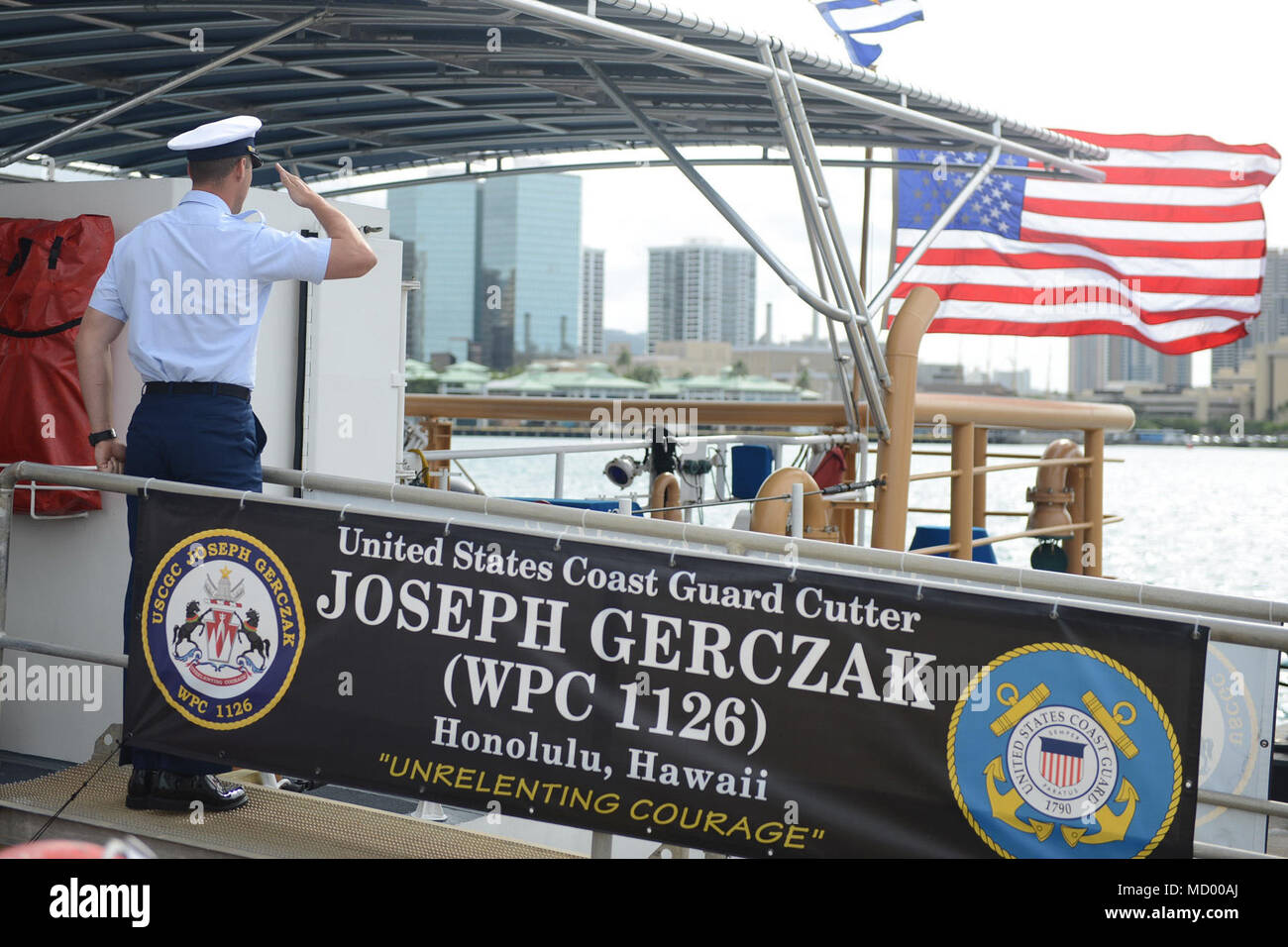 Un membre de l'équipage de la nouvelle garde-côte américain Joseph Gerczak (CMP 1126) salue le drapeau national comme il en débarque le navire sur la base, Honolulu, 9 mars 2018. Le Gerczak Joseph est le deuxième de trois Honolulu FRCs qui desservent principalement les principales îles hawaïennes. (U.S. Photo de la Garde côtière canadienne par le maître de 3e classe Amanda Levasseur/libérés) Banque D'Images