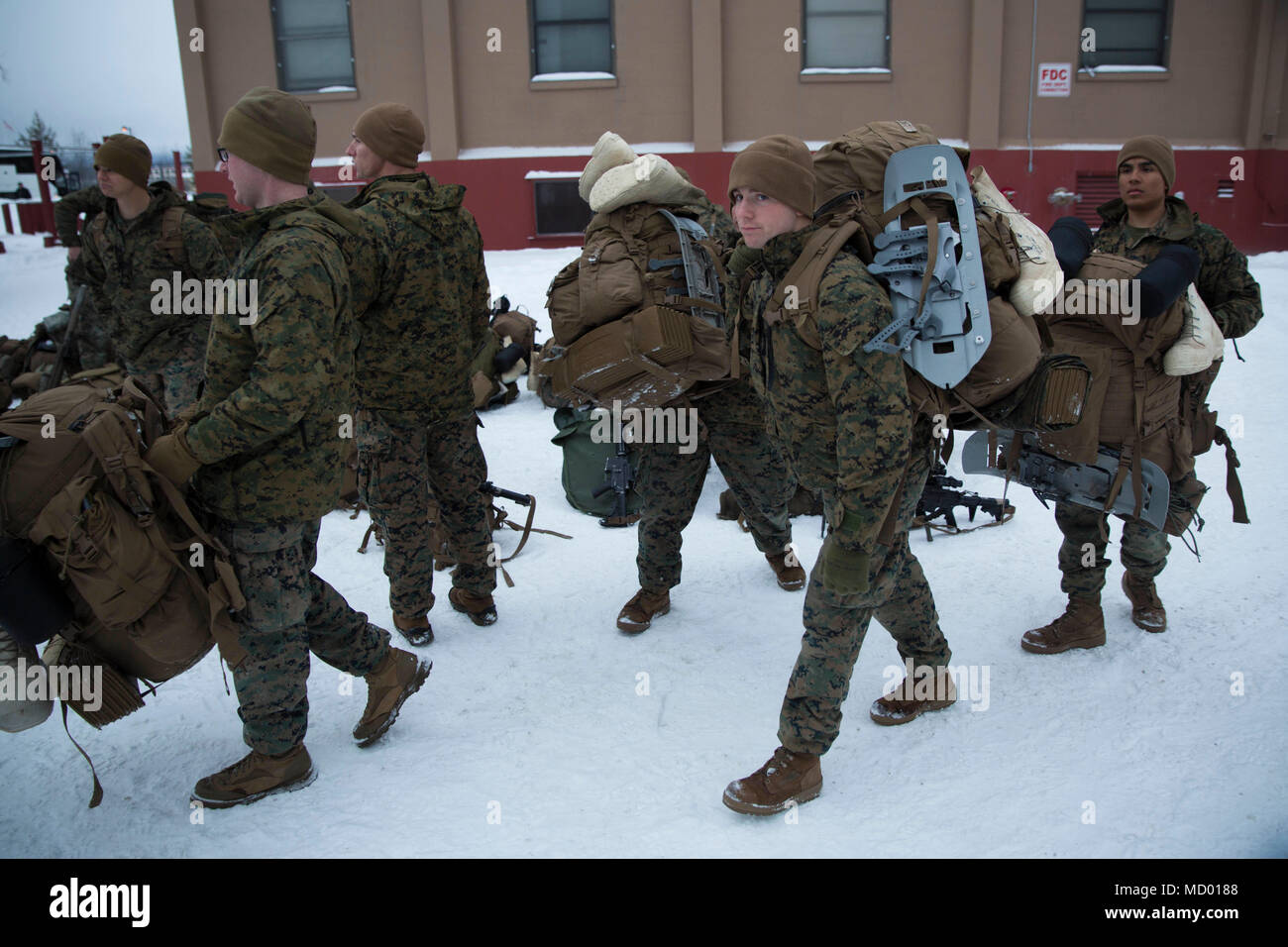 Marines avec la Force Arctic Edge déplacer packs à Joint Base Elmendorf-Richardson en Alaska, lors d'un mouvement dans le cadre de la composante terrestre de la Force interarmées dans le cadre de l'exercice Arctic Edge 18. Comme l'JFLCC pour l'exercice de l'armée américaine de l'Alaska est l'administration centrale responsable de la commande et le contrôle de toutes les forces participant à l'exercice. Arctic Edge 2018 est un exercice biennal, à grande échelle, l'exercice multinational interarmées qui prépare et teste la capacité de l'armée américaine à exploiter tactiquement dans le froid extrême-conditions météo trouvés dans les milieux arctiques. Sous l'autorité de la No Banque D'Images