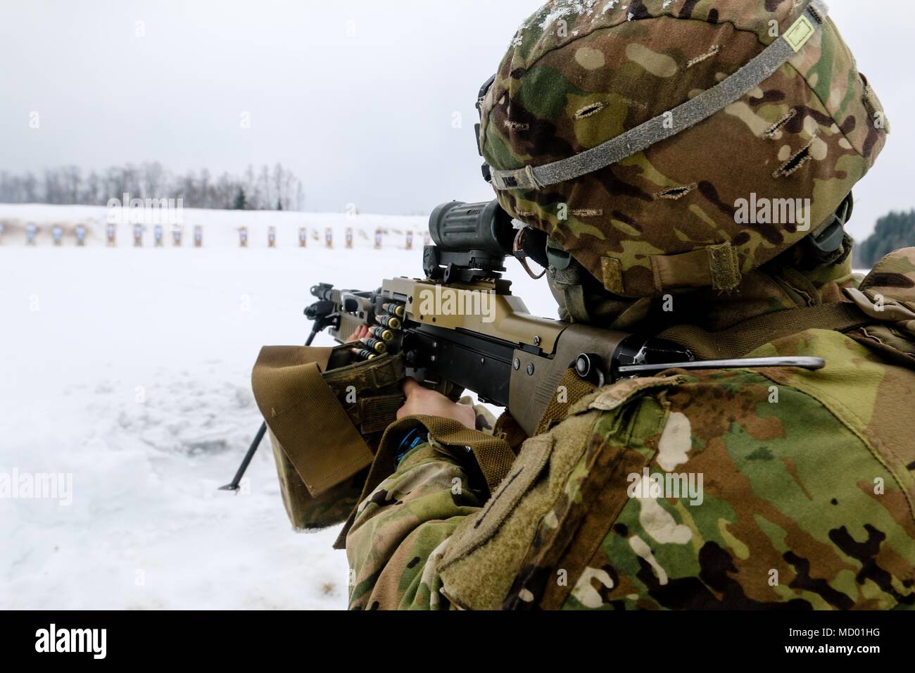 La CPS de l'armée américaine. Anthony Yang, San Diego, California native et une substance chimique, biologique, radiologique, nucléaire et spécialiste à la 82e bataillon du génie de la Brigade Blindée, 2e Brigade Combat Team, 1re Division d'infanterie, utilise une mitrailleuse M60 danois au cours d'une session de formation sur les armes multinationale danoise avec la société Vidar, Régiment de Hussards de la garde en Tapa, l'Estonie, le 10 mars 2018 dans le cadre d'un exercice de préparation d'intervention rapide à l'appui de la résolution de l'Atlantique. (U.S. Photo de l'armée par la CPS. Hubert D. Delany III/22e Détachement des affaires publiques mobiles) Banque D'Images