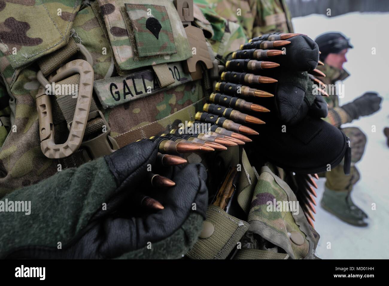 Un soldat avec le 82e bataillon du génie de la Brigade Blindée, 2e Brigade Combat Team, 1re Division d'infanterie, recueille des munitions à utiliser durant une session de formation sur les armes multinationale multinationale avec la société Vidar danois, Régiment de Hussards de la garde en Tapa, l'Estonie, le 10 mars 2018 dans le cadre d'un exercice de préparation d'intervention rapide à l'appui de la résolution de l'Atlantique. (U.S. Photo de l'armée par la CPS. Hubert D. Delany III/22e Détachement des affaires publiques mobiles) Banque D'Images