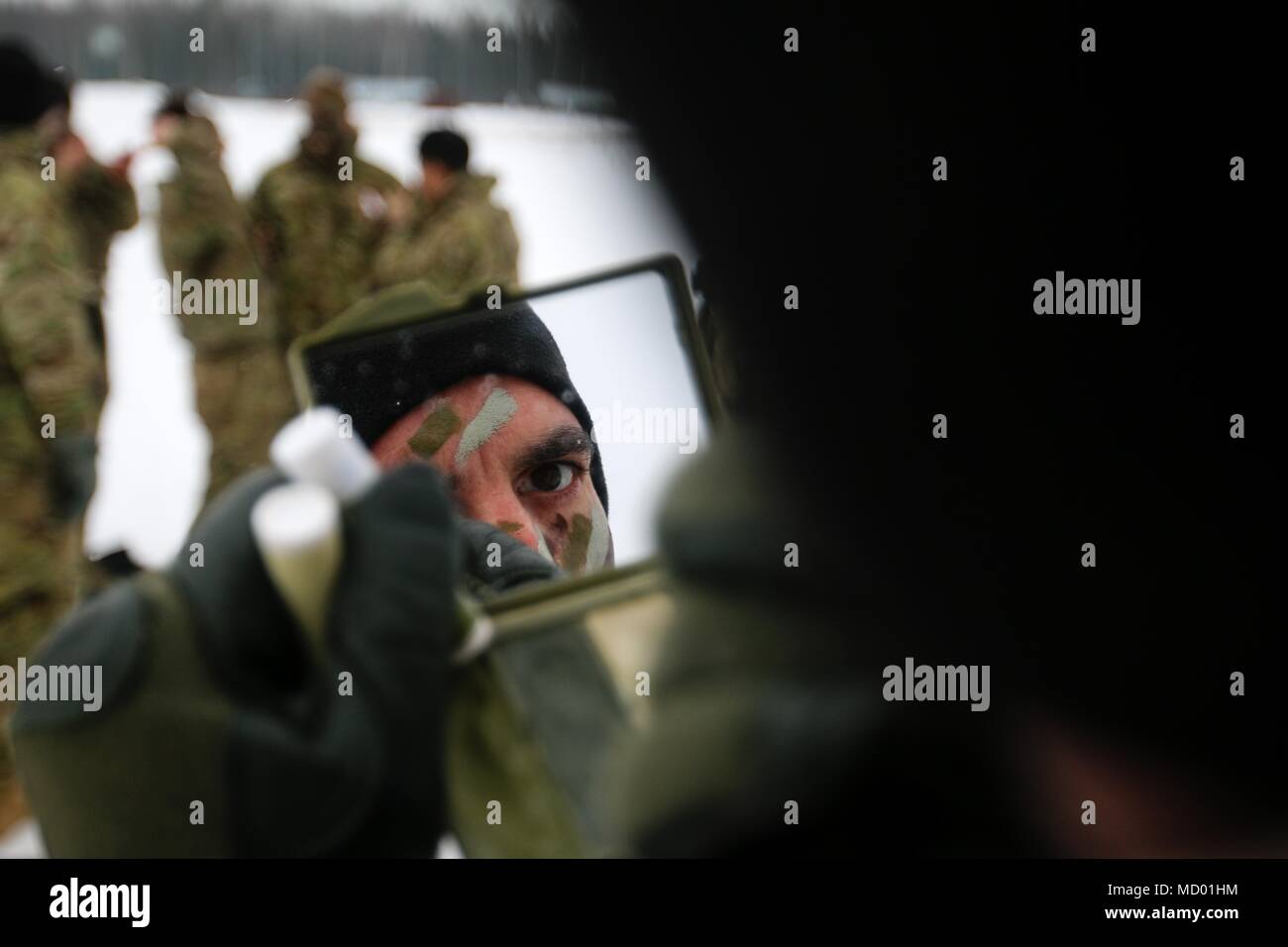 Le sergent de l'armée américaine. K.C. Pless, Cortland, New York, autochtones et lutter contre l'infirmier de la 82e bataillon du génie de la Brigade Blindée, 2e Brigade Combat Team, 1re Division d'infanterie, s'applique avant qu'un camouflage d'armes multinationales session de formation avec la société Vidar danois, Régiment de Hussards de la garde en Tapa, l'Estonie, le 10 mars 2018, dans le cadre d'un exercice de préparation d'intervention rapide à l'appui de la résolution de l'Atlantique. (U.S. Photo de l'armée par la CPS. Hubert D. Delany III) Banque D'Images