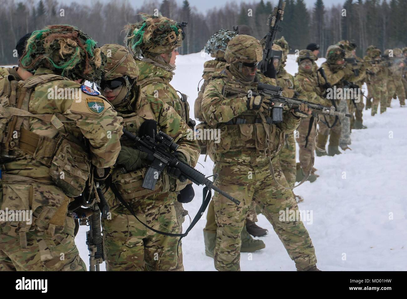 Les soldats danois avec la société Vidar danois, Régiment de Hussards de la garde de former avec les membres de la Brigade de l'armée américaine 82e bataillon du génie, 2e Armored Brigade Combat Team, 1re Division d'infanterie, au cours d'une session de formation sur les armes multinationales en Tapa, l'Estonie, le 10 mars 2018 dans le cadre d'un exercice de préparation d'intervention rapide à l'appui de la résolution de l'Atlantique. (U.S. Photo de l'armée par la CPS. Hubert D. Delany III/22e Détachement des affaires publiques mobiles) Banque D'Images