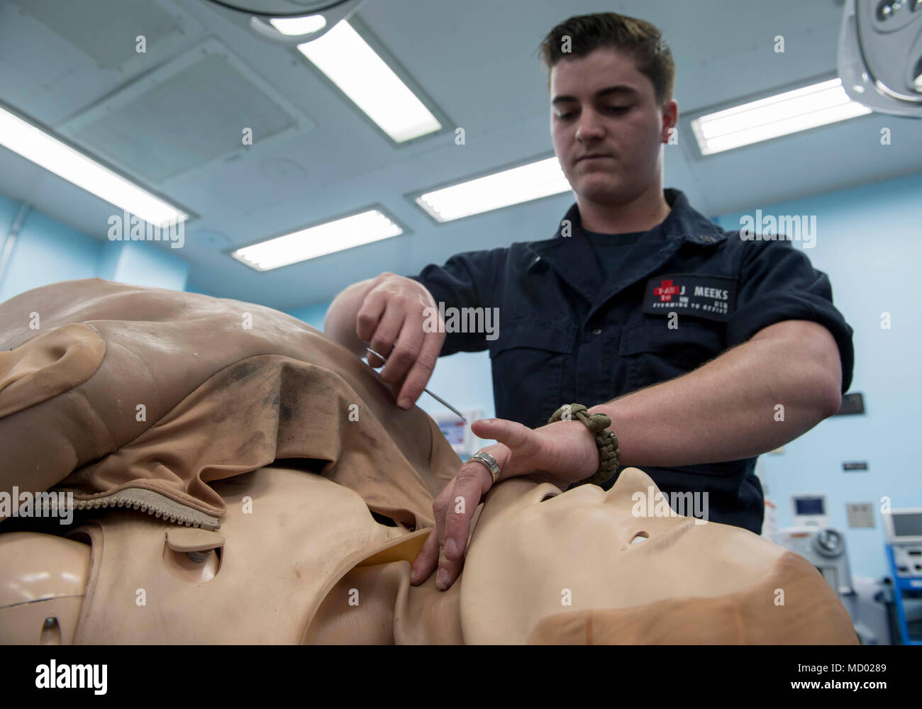 180309-N-RM689-0053 de l'OCÉAN PACIFIQUE (9 mars 2018) Hospitalman John Meeks se prépare à faire une incision d'une maquette cou du patient lors d'un scénario d'encadrement de la procédure de commande de transport maritime militaire à bord du navire-hôpital USNS Mercy (T-AH 19). La miséricorde est actuellement déployé à l'appui de Partenariat du Pacifique 2018 (PP18). PP18's mission est de travailler ensemble avec l'hôte et les pays partenaires à améliorer l'interopérabilité régionale et de capacités de réaction aux catastrophes, d'accroître la stabilité et la sécurité dans la région, et de favoriser de nouvelles amitiés et durable dans toute la région Indo-Pacifique. Partenariat du Pacifique, maintenant en Banque D'Images