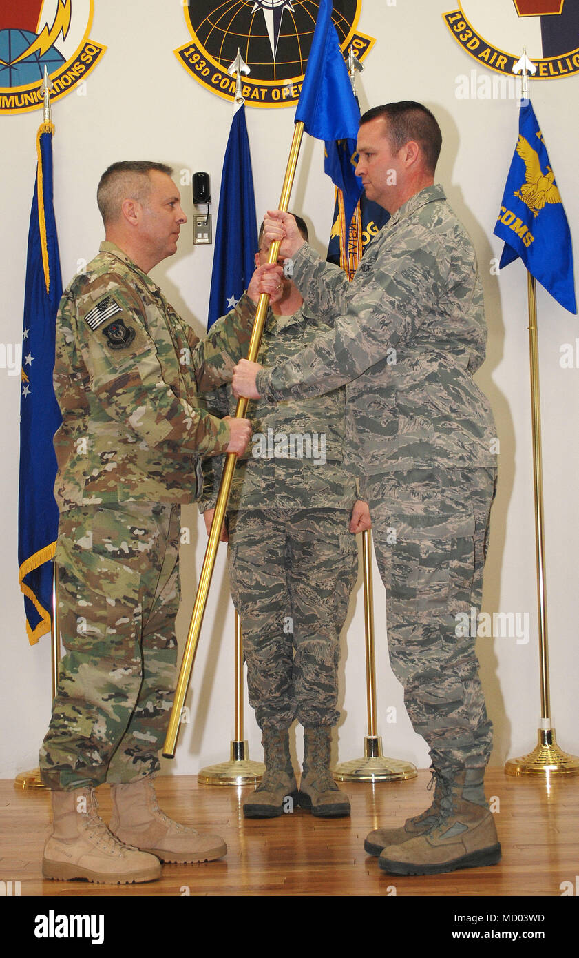 Le colonel Adam Marshall (à droite) a pris le commandement de la 193e Escadron d'opérations de combat, State College, Pennsylvanie, au cours d'une cérémonie de prise de commandement tenue à l'unité le 11 mars. En tant que commandant de l'escadron, il est responsable de la formation, le développement et l'encadrement de toutes les opérations de combat personnel de l'escadron, et pour la prestation de lutter contre le pouvoir par l'air de l'unité centre d'opérations. Le colonel Mike Cason (à gauche), commandant de l'Escadre d'opérations spéciales 193e nommé Marshall pour le rôle. (U.S. Air National Guard photo de Tech. Le Sgt. Denise McKee/relâché Banque D'Images