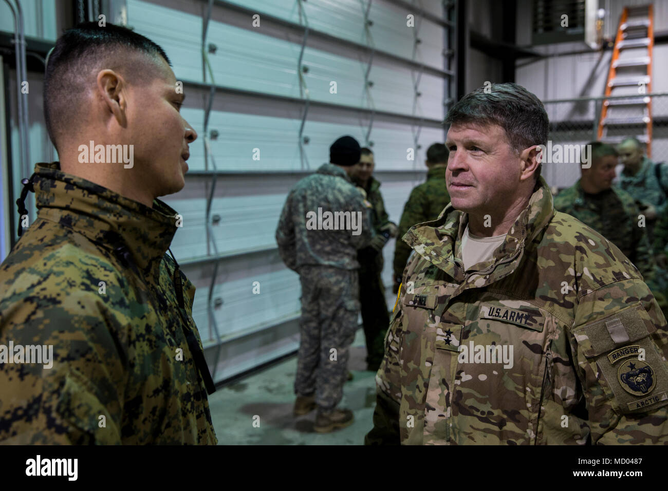 L'Armée américaine du général commandant le général de l'Alaska Mark O'Neil, droite, parle au Major Sean Moore, officier responsable de la Task Force Arctic Edge, 25 Régiment de logistique de combat au cours de l'exercice Arctic Edge 18, à Fort Greely, en Alaska, le 12 mars 2018. Comme les forces conjointes de la composante terrestre pour l'exercice de l'armée américaine de l'Alaska est l'administration centrale responsable de la commande et le contrôle de toutes les forces participant à l'exercice. Arctic Edge 2018 est un exercice biennal, à grande échelle, l'exercice multinational interarmées qui prépare et teste la capacité de l'armée américaine à exploiter tactiquement dans le froid extrême-weathe Banque D'Images