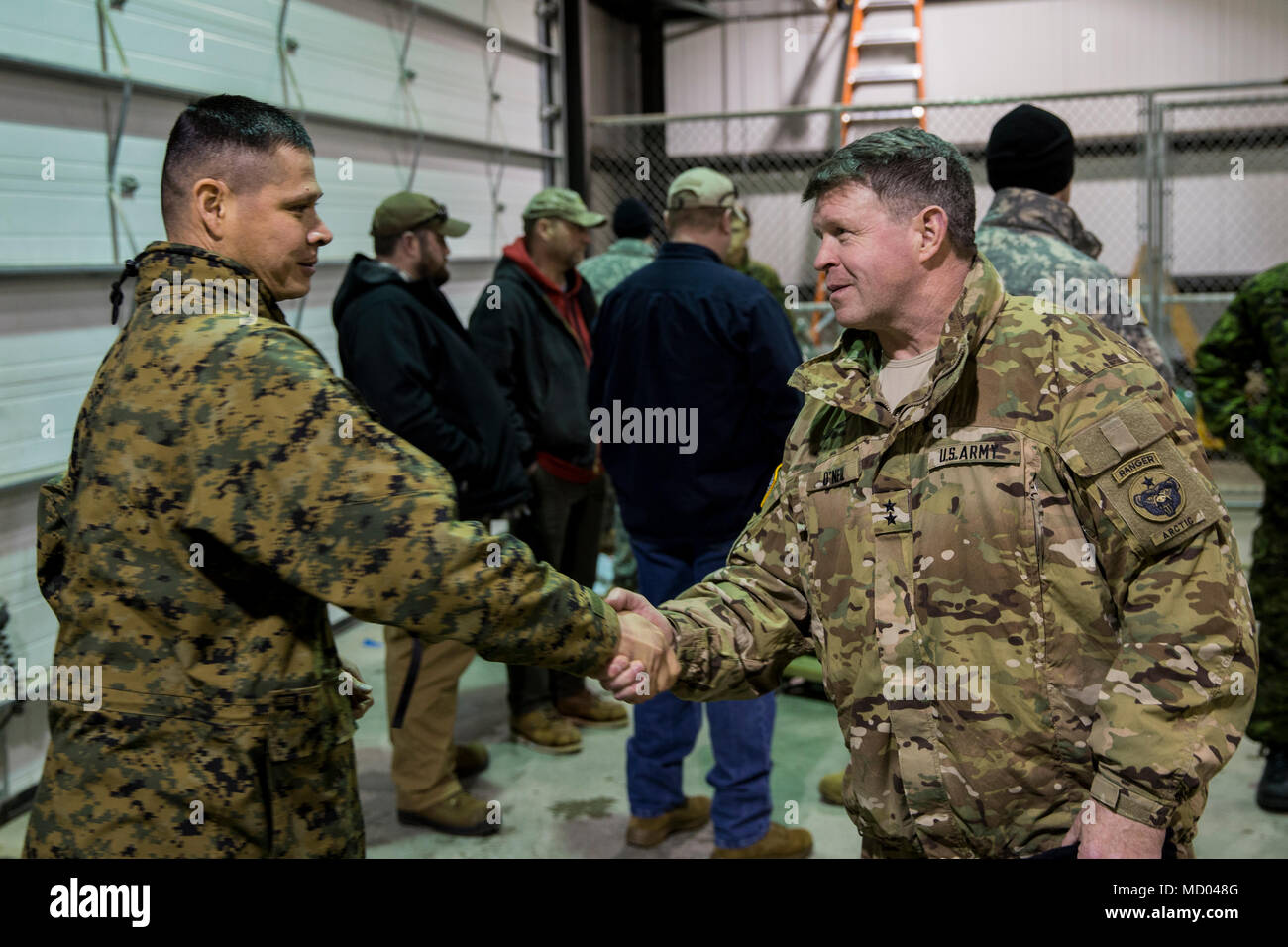 L'Armée américaine du général commandant le général de l'Alaska Mark O'Neil, droite, et le Major Sean Moore, officier responsable de la Task Force Arctic Edge, 25 Régiment de logistique de combat se serrer la main au cours de l'exercice Arctic Edge 18, à Fort Greely, en Alaska, le 12 mars 2018. Comme les forces conjointes de la composante terrestre pour l'exercice de l'armée américaine de l'Alaska est l'administration centrale responsable de la commande et le contrôle de toutes les forces participant à l'exercice. Arctic Edge 2018 est un exercice biennal, à grande échelle, l'exercice multinational interarmées qui prépare et teste la capacité de l'armée américaine à exploiter tactiquement dans le froid extrême- Banque D'Images
