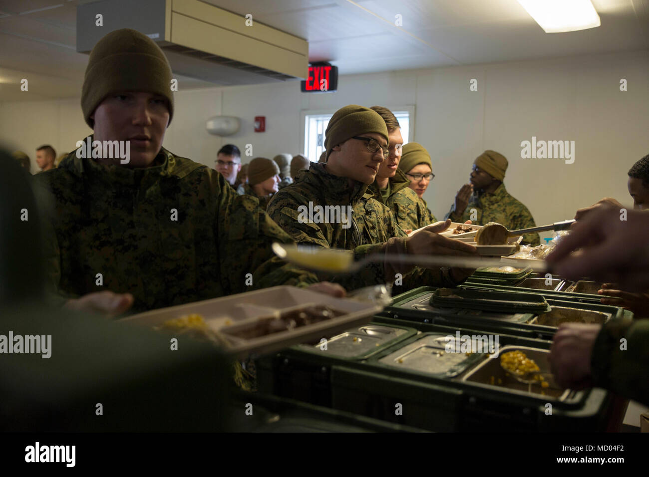 Marines avec la Force Arctic Edge passer à travers la ligne de chow à Fort Greely, en Alaska, le 11 mars 2018 lors de l'exercice Arctic Edge 18. Manger régulièrement et de rester hydratées dans un environnement en temps froid permet aux Marines pour rester en bonne santé et de remplir leur mission. Arctic Edge 18 est une bi, à grande échelle, de l'exercice de formation qui prépare et teste la capacité de l'armée américaine pour l'exploitation dans le plan tactique par temps froid extrême conditions trouvées dans les milieux arctiques avec plus de 1500 participants de l'Armée de l'air, de l'armée, de la Garde côtière, Marine Corps, et de la marine en utilisant l'unique et l'expans Banque D'Images