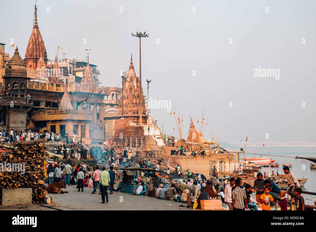 Varanasi, Inde - le 23 novembre 2017 : Manikarnika Ghat avec Ganges river Banque D'Images