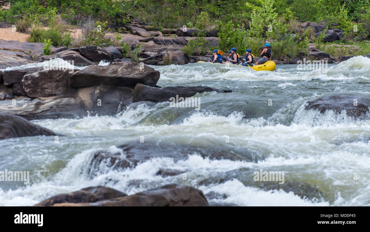 Rafting sur la navigation de l'équipage rapides sur la rivière Chattahoochee entre Columbus, GA et Phenix City, AL. Banque D'Images