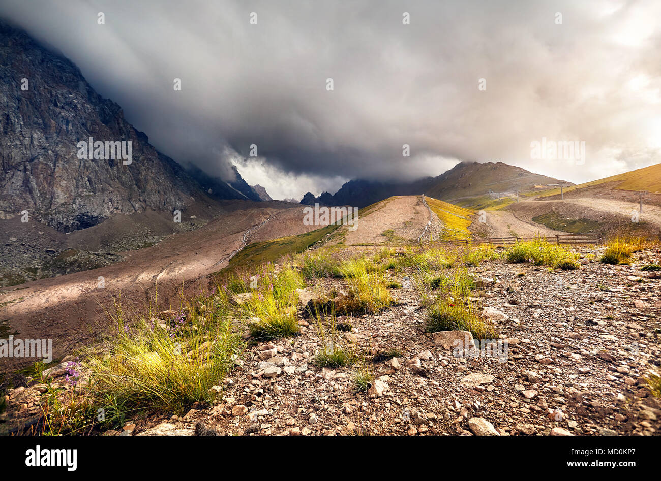 Paysage de la vallée de montagne à fond de ciel nuageux coucher du soleil au Kazakhstan Banque D'Images