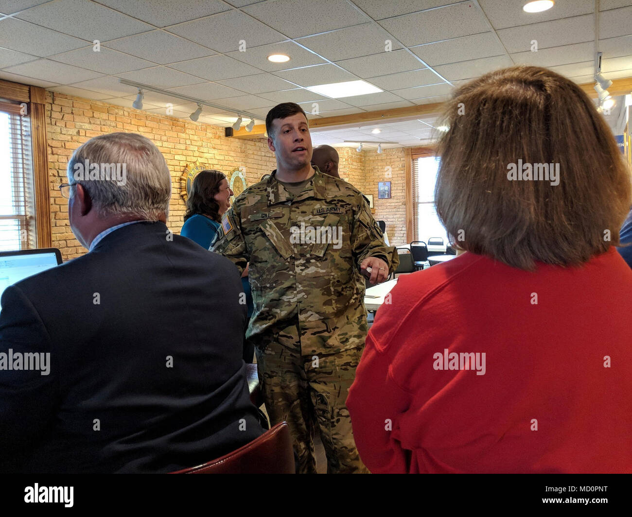 Le colonel Clair Gill, 10e Brigade d'aviation de combat, se réunit avec les membres de la Communauté le 28 mars en Gouverneur et Lowville, New York, pour discuter de Falcon's Peak, un exercice de renforcement de l'état de préparation April 9-18. Banque D'Images