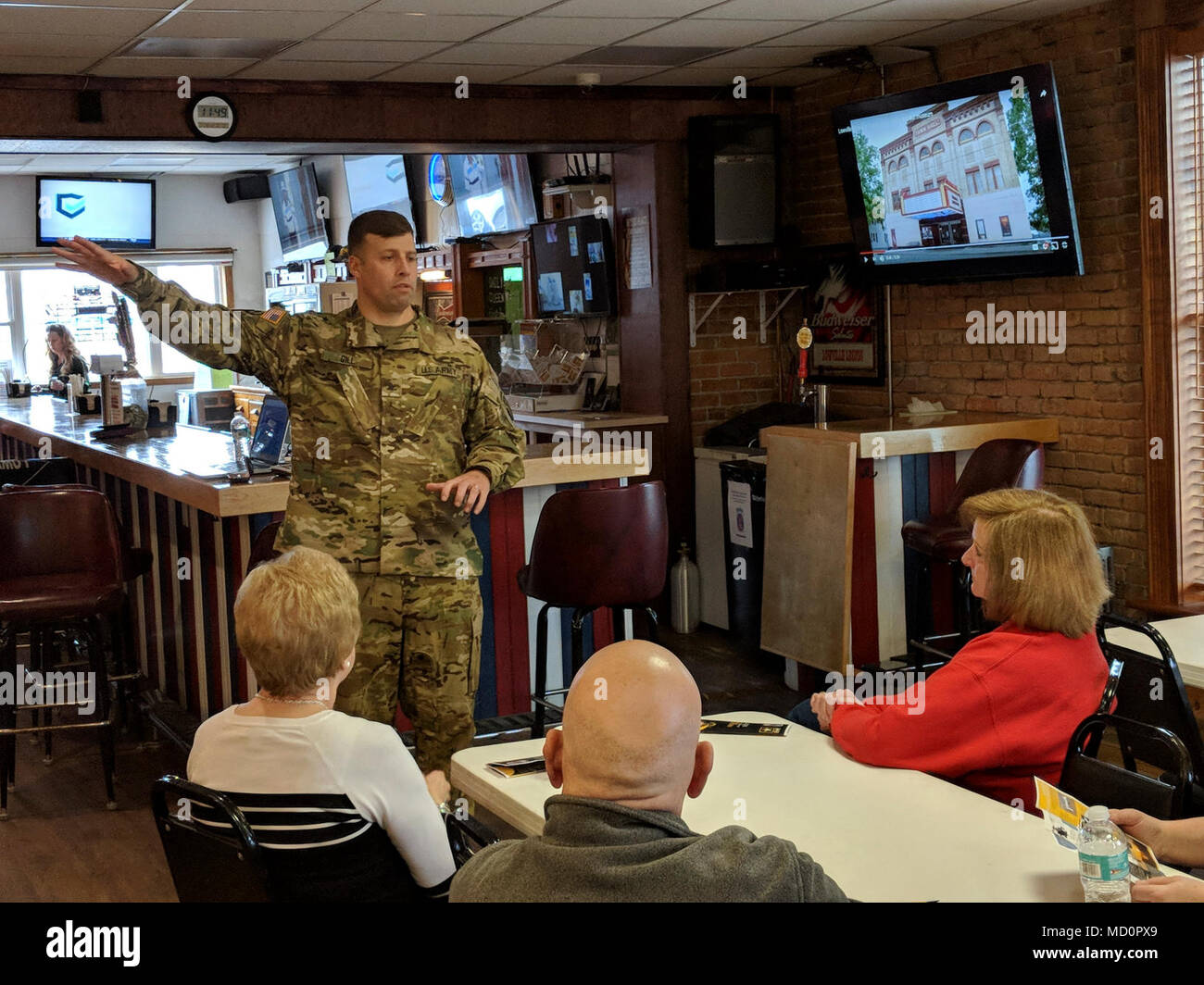 Le colonel Clair Gill, 10e Brigade d'aviation de combat, se réunit avec les membres de la Communauté le 28 mars en Gouverneur et Lowville, New York, pour discuter de Falcon's Peak, un exercice de renforcement de l'état de préparation April 9-18. Banque D'Images