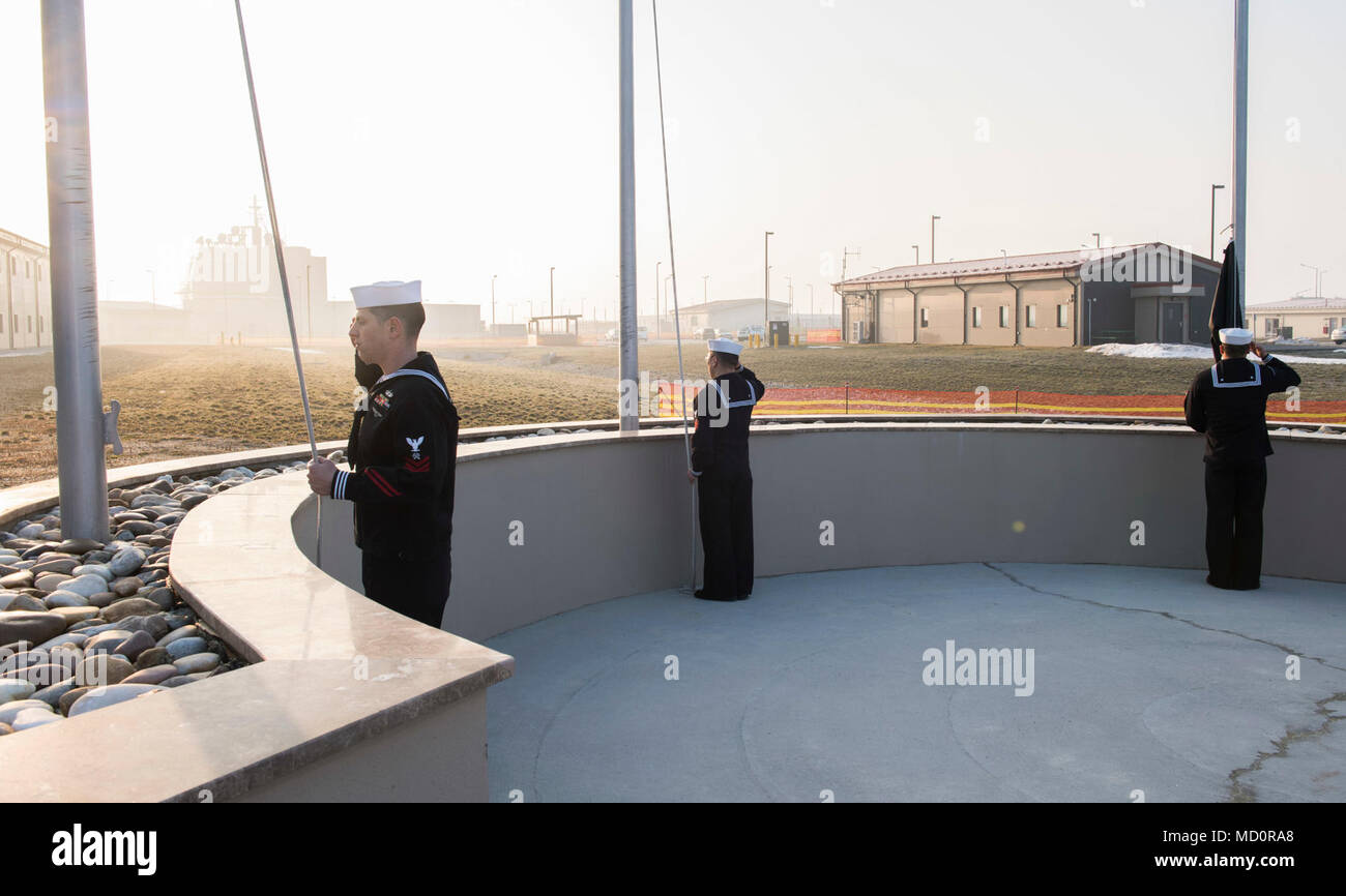 DEVESELU, Roumanie (28 mars 2018) marins affectés à l'installation de soutien naval Deveselu salue pour matin de couleurs à une célébration pour le 50e anniversaire de la guerre du Vietnam. NSF Deveselu AAMDS et Roumanie sont situés dans la base militaire roumaine 99e et jouer un rôle clé dans la défense antimissile balistique en Europe orientale. Banque D'Images