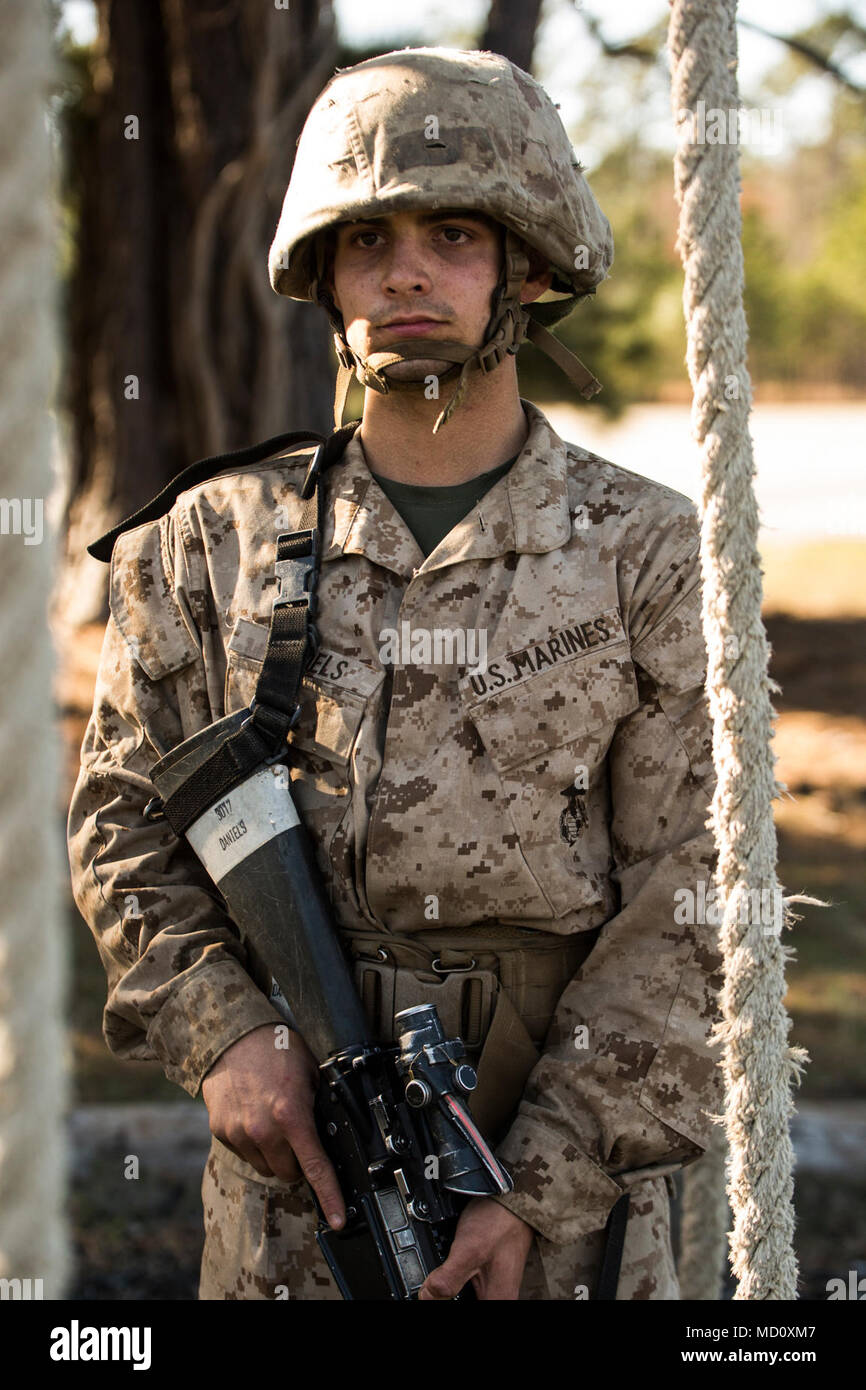 Ecr. Takoma Daniels, 18 ans, originaire de Cleveland, est actuellement en formation au Marine Corps Recruter Depot Parris Island, S.C., dans l'espoir de gagner le titre United States Marine. Daniels est la formation avec 3017 peloton, Compagnie Mike, 3e Bataillon d'instruction des recrues, et est prévue pour le 9 mars, 2018 études supérieures. "J'ai tout donné dans ma vie," a dit Daniels. "Une fois que je suis sorti du lycée, j'ai eu à obtenir un emploi, ce n'était pas très amusant. J'étais à la recherche de quelque chose à faire de ma vie, et je pense que le Corps des Marines est ce que j'ai trouvé à faire de ma vie. J'avais besoin d'apprendre le respect de l'autorité, parce que Banque D'Images